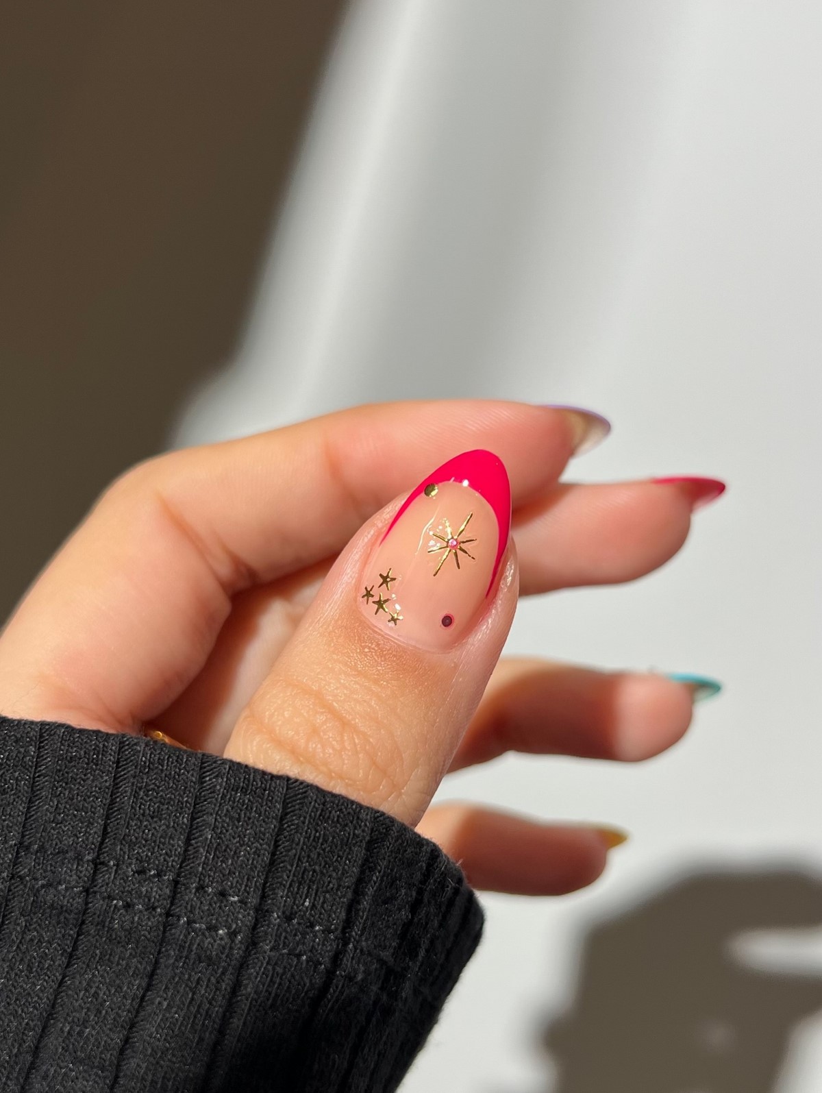 Маникюр с прозрачным центром: новый эффект легкости на ногтях