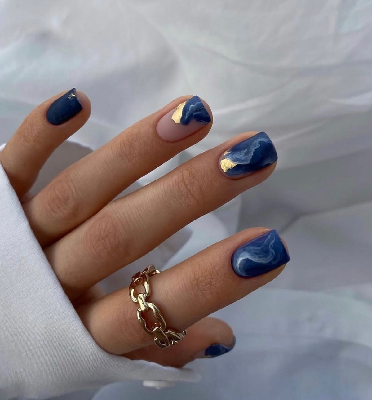 Маникюр с прозрачным центром: новый эффект легкости на ногтях