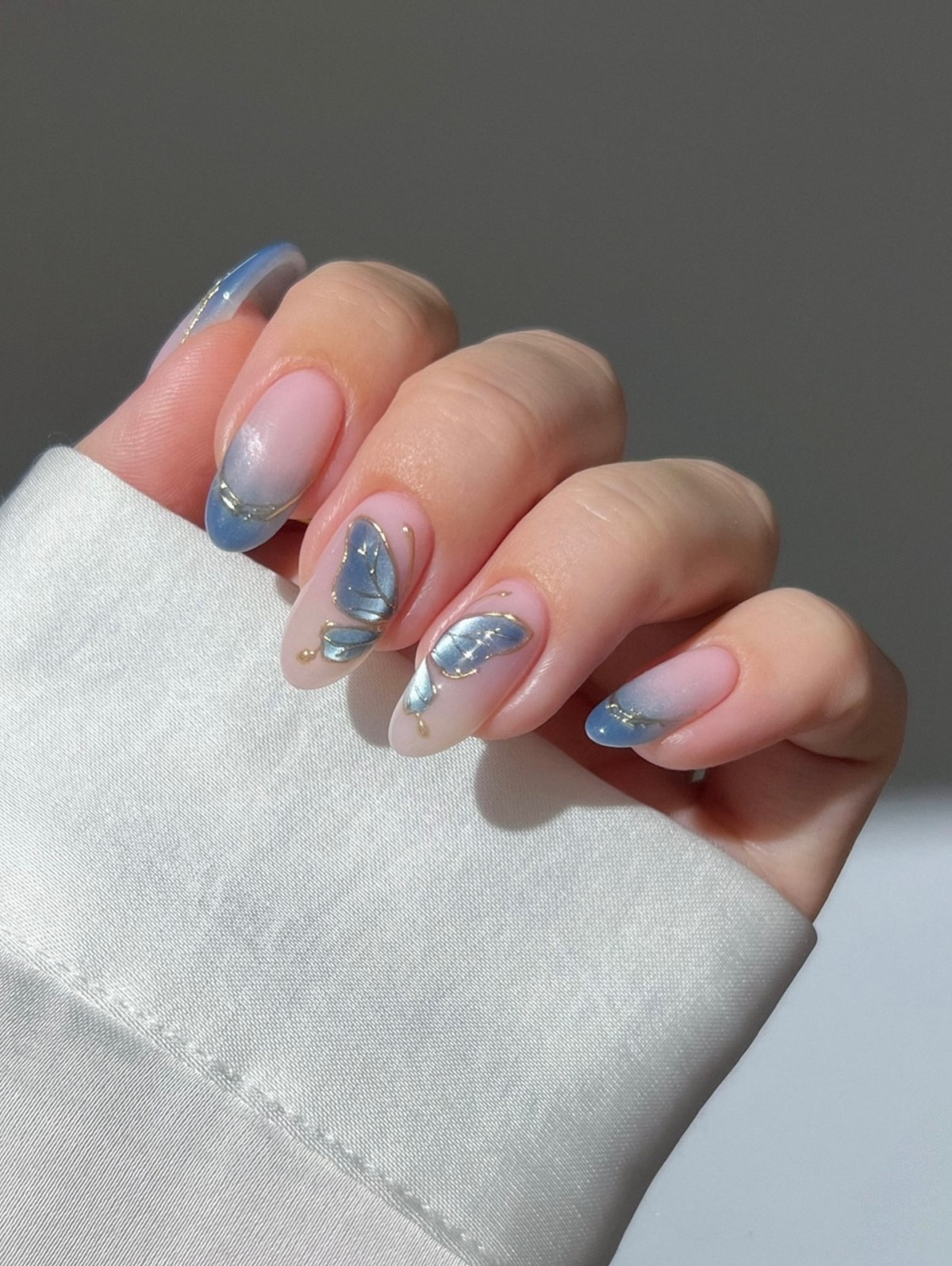 Маникюр с прозрачным центром: новый эффект легкости на ногтях