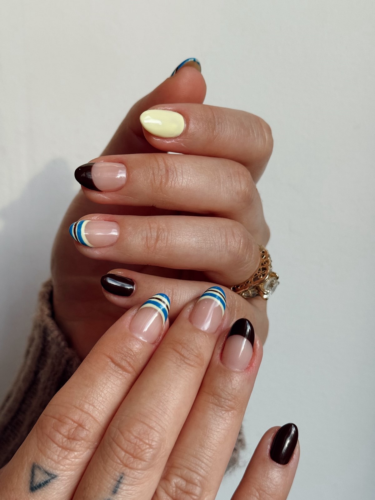 Маникюр с разноцветными полосками: главный яркий дизайн весны