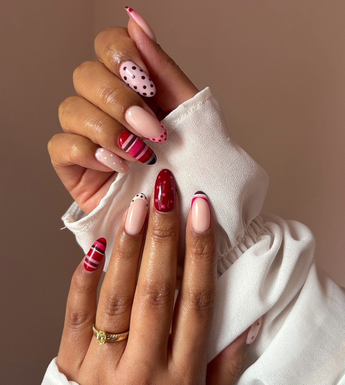 Маникюр с разноцветными полосками: главный яркий дизайн весны