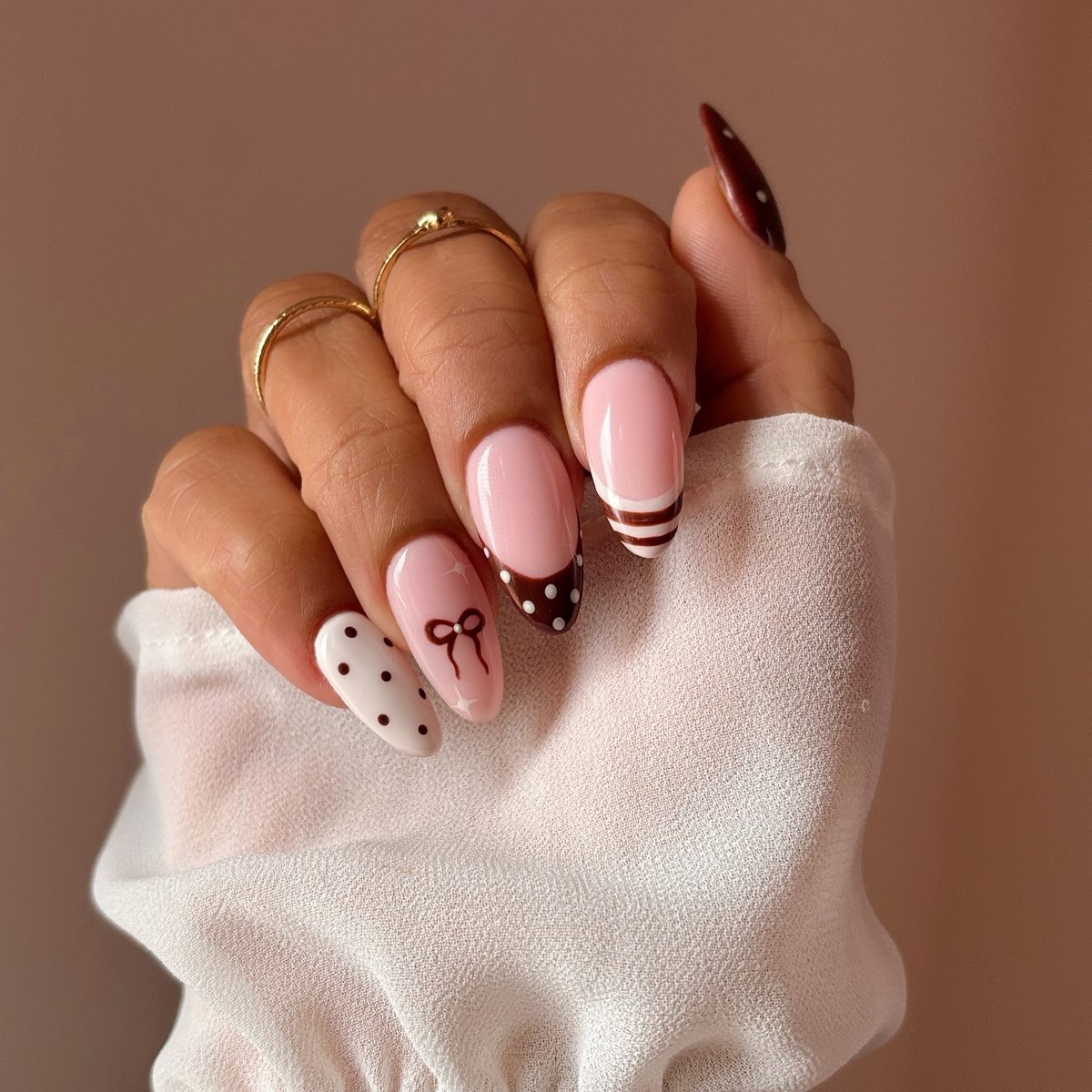 Маникюр с разноцветными полосками: главный яркий дизайн весны