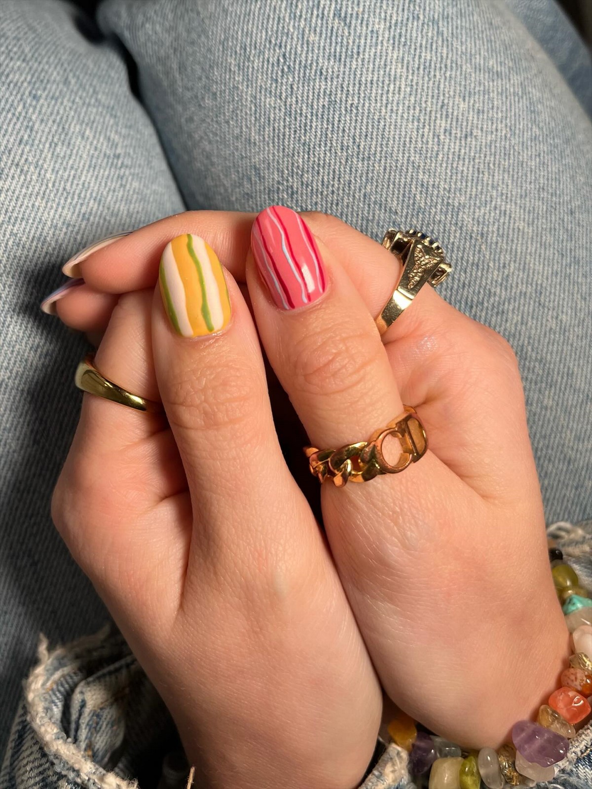 Маникюр с разноцветными полосками: главный яркий дизайн весны