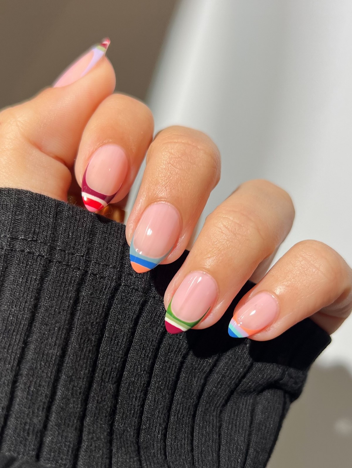 Маникюр с разноцветными полосками: главный яркий дизайн весны