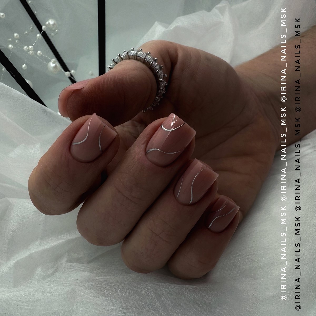 Маникюр с тонкой линией: минималистичный тренд весны 2026