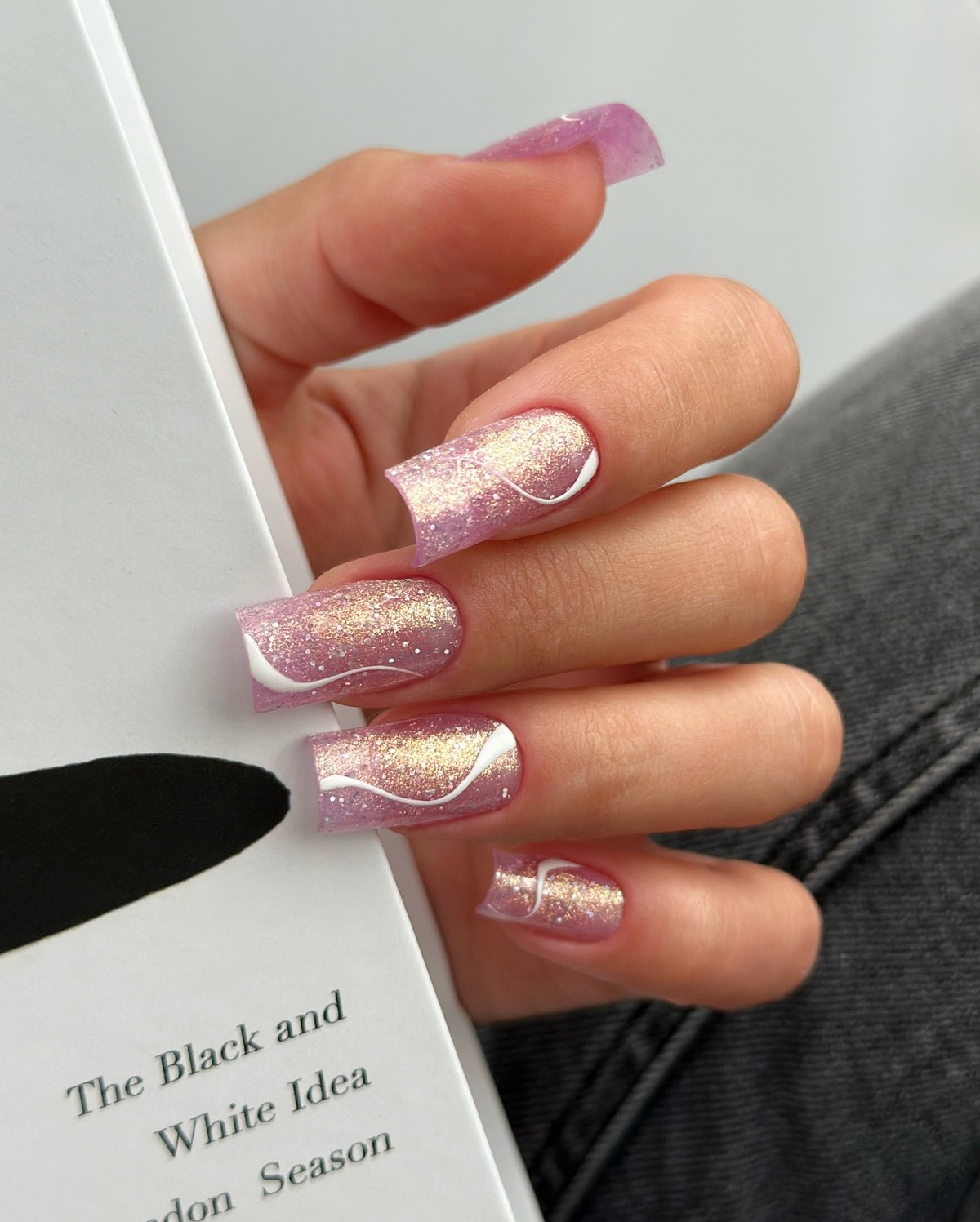 Маникюр с тонкой линией: минималистичный тренд весны 2026