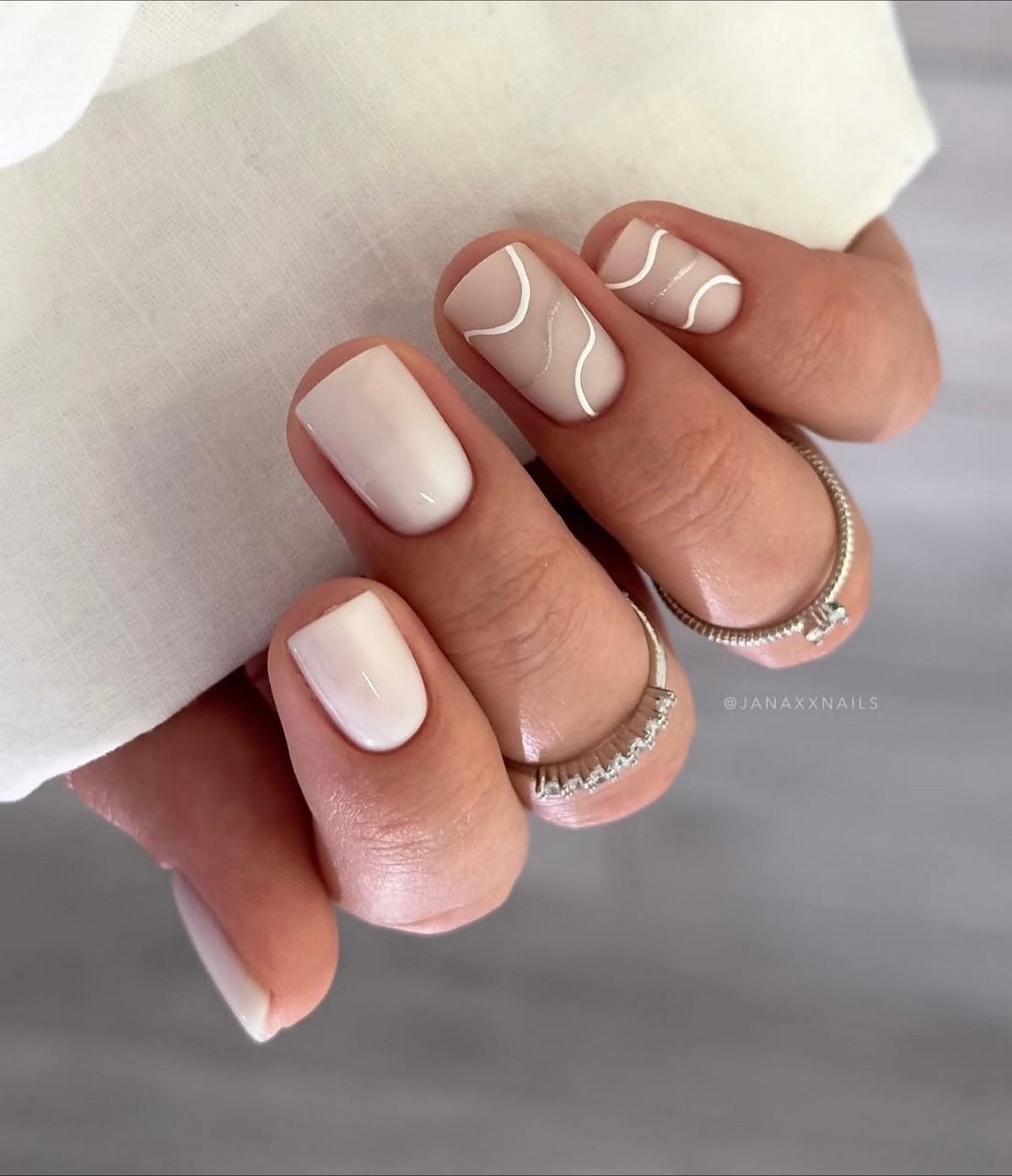 Маникюр с тонкой линией: минималистичный тренд весны 2026