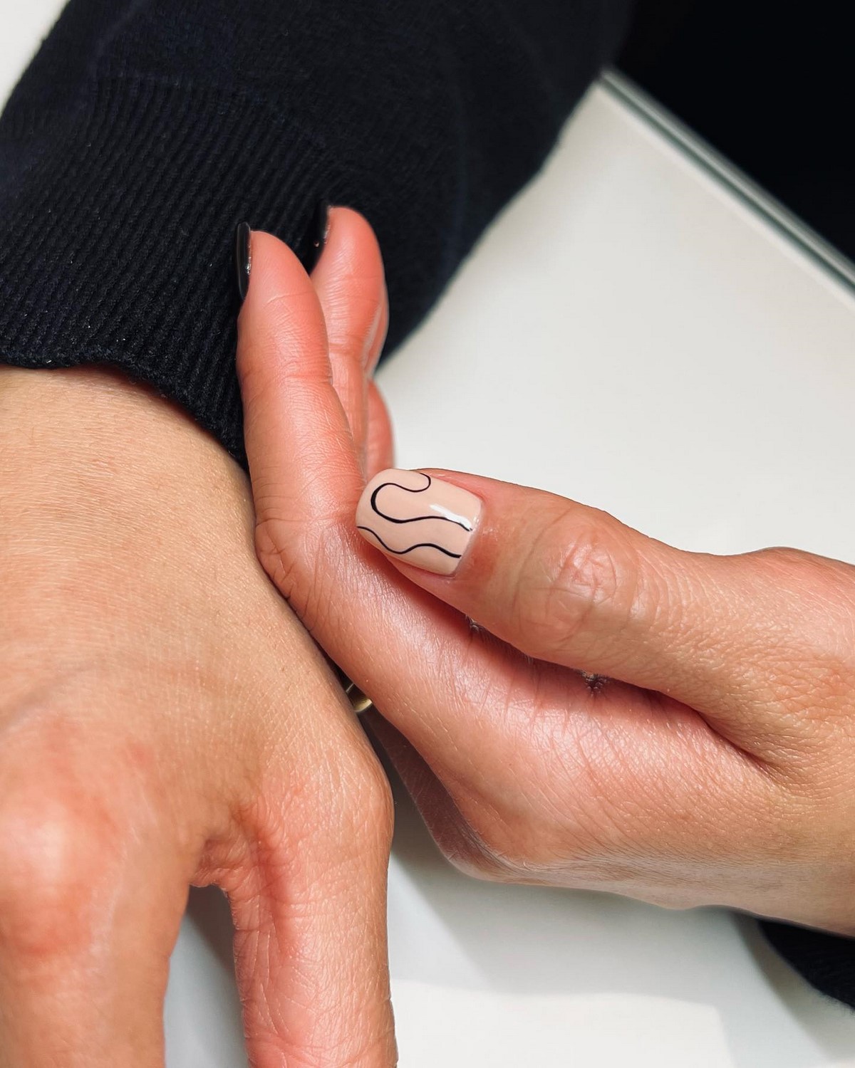 Маникюр с тонкой линией: минималистичный тренд весны 2026