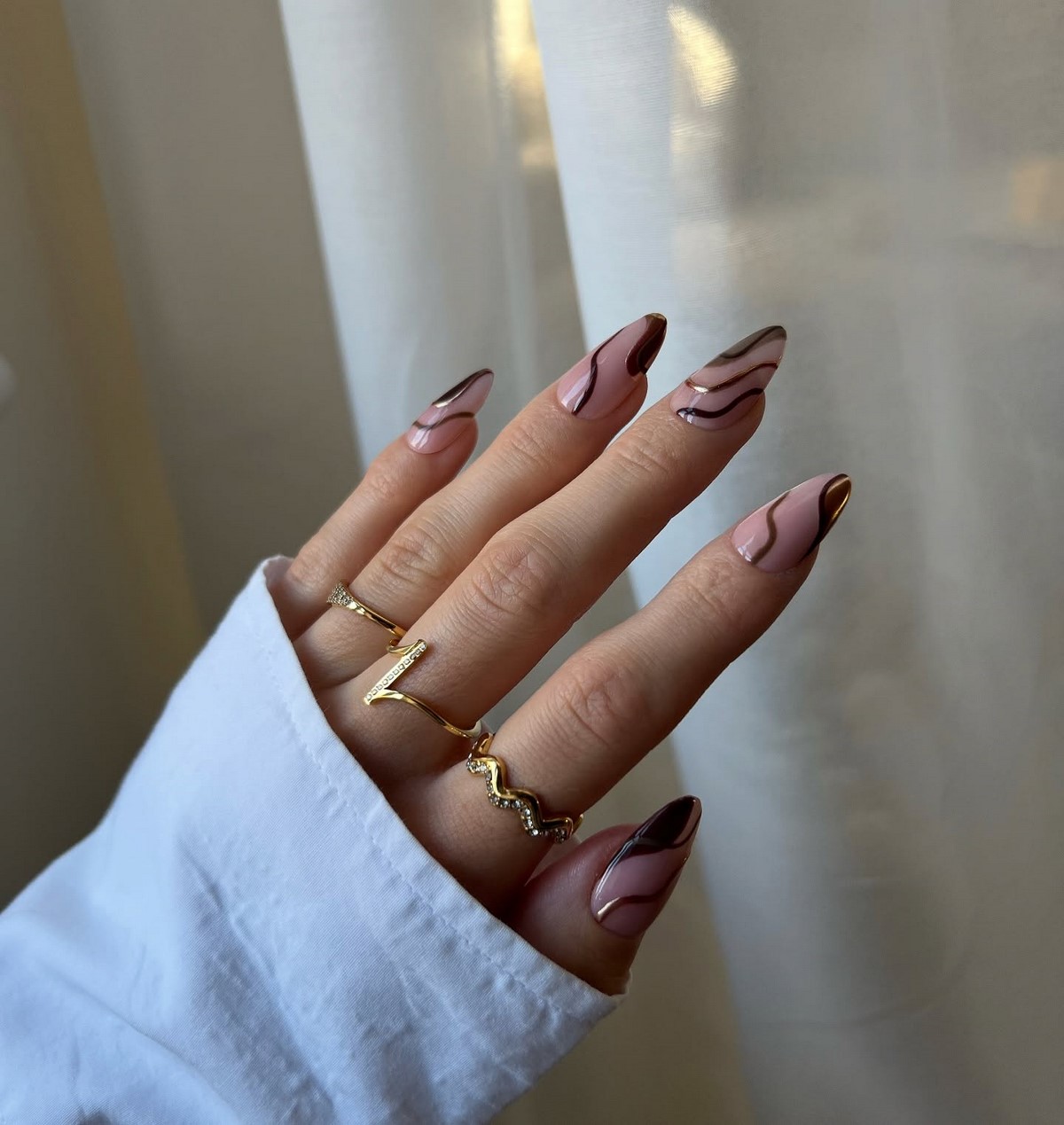 Маникюр с тонкой линией: минималистичный тренд весны 2026