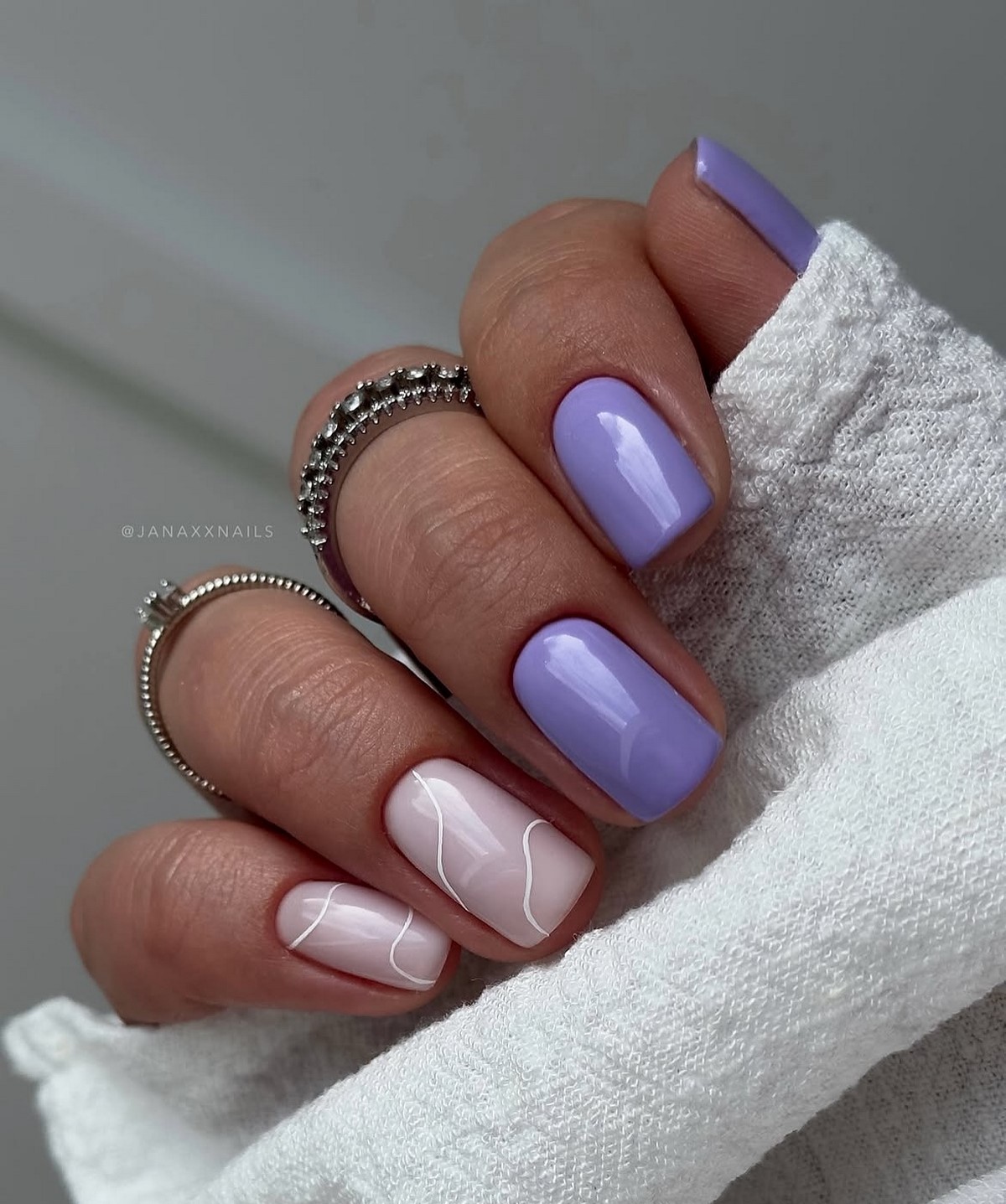 Маникюр с тонкой линией: минималистичный тренд весны 2026