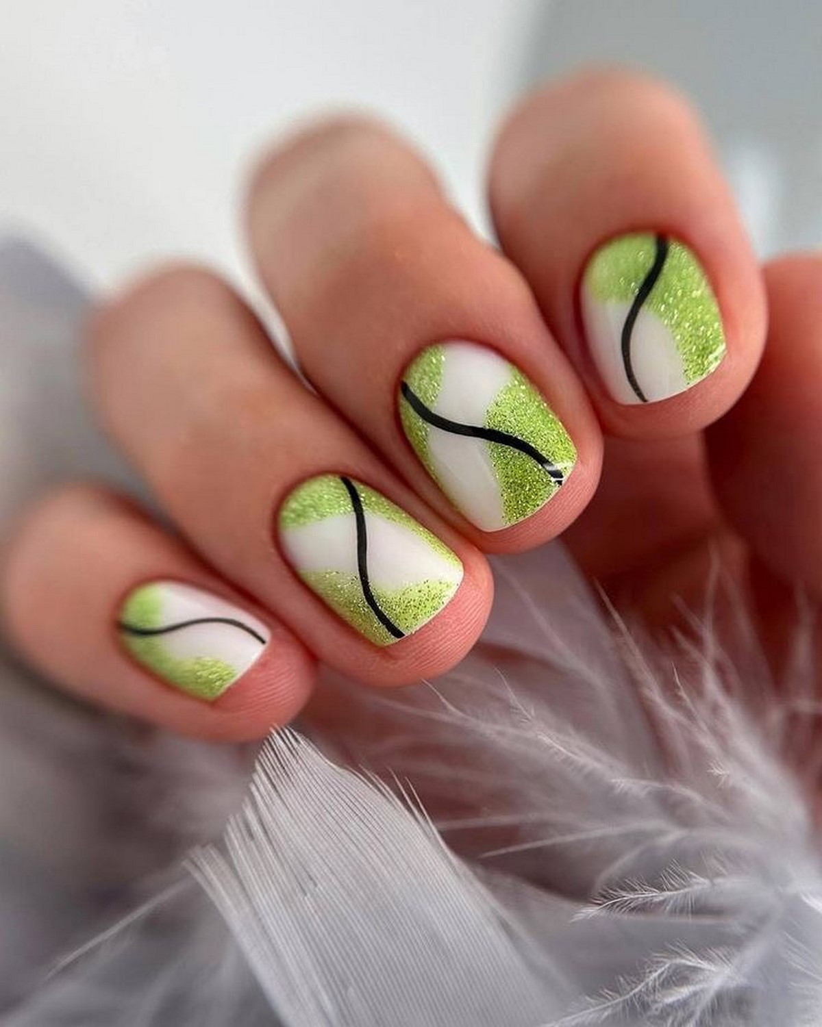 Маникюр с тонкой линией: минималистичный тренд весны 2026