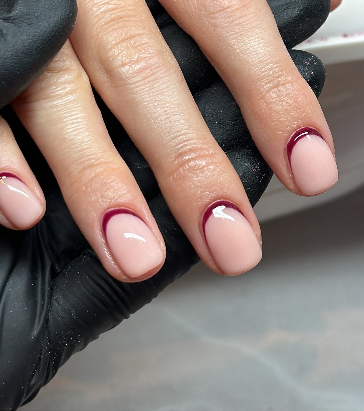 Маникюр с тонкой линией: минималистичный тренд весны 2026