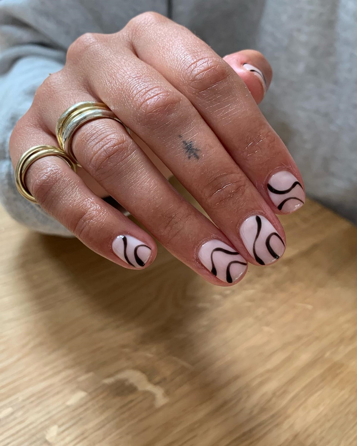 Маникюр в нежных тонах: оттенки, которые освежают руки