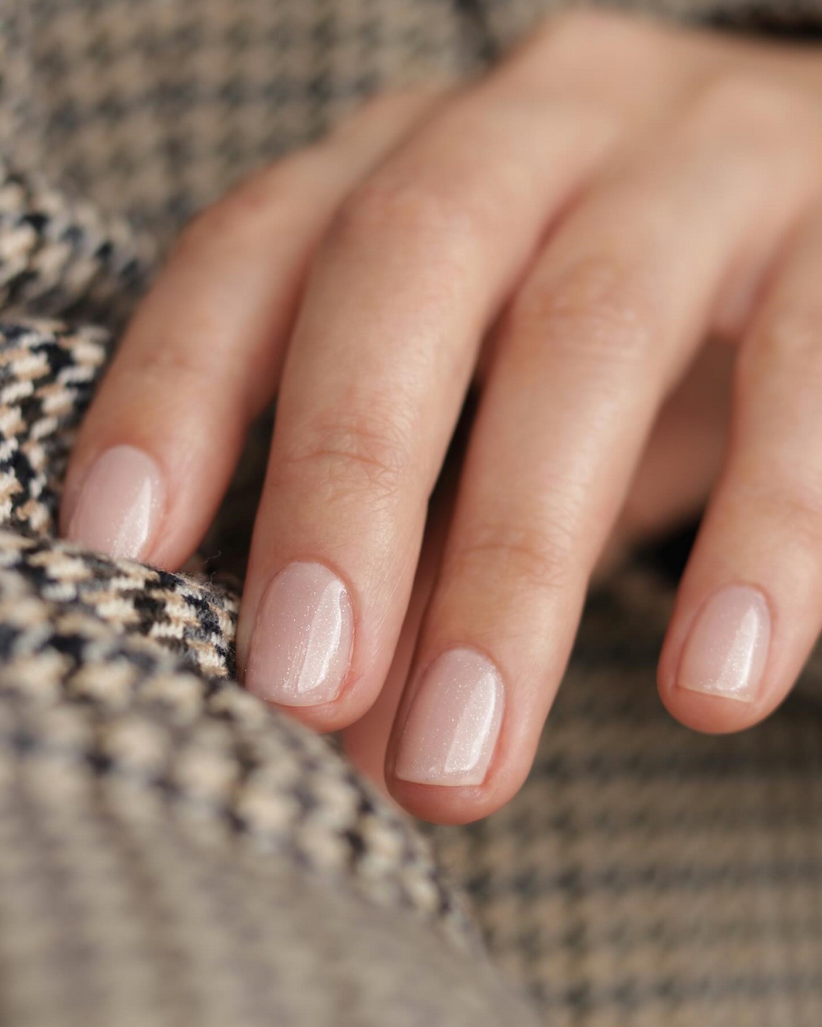 Маникюр в нежных тонах: оттенки, которые освежают руки