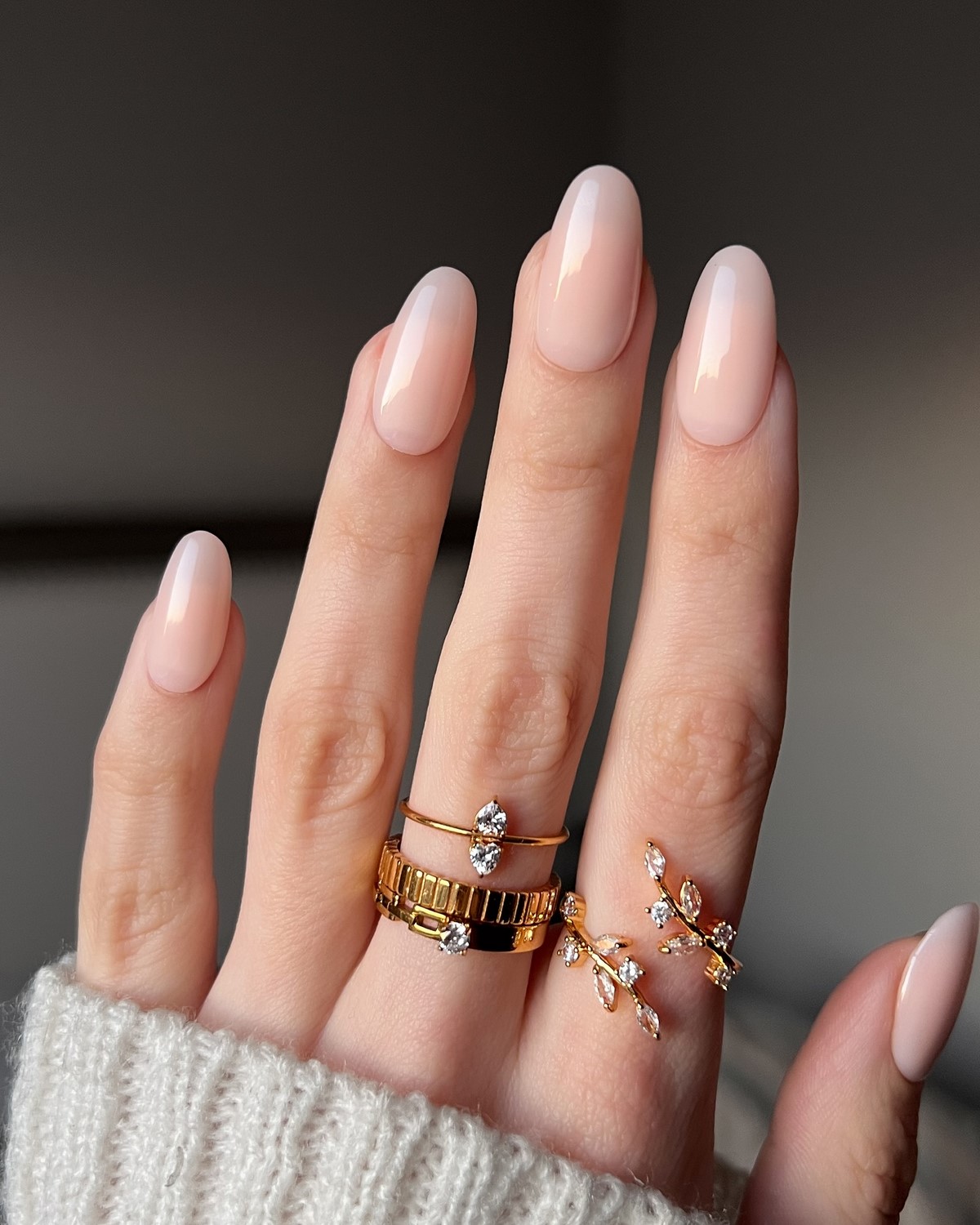 Маникюр в нежных тонах: оттенки, которые освежают руки