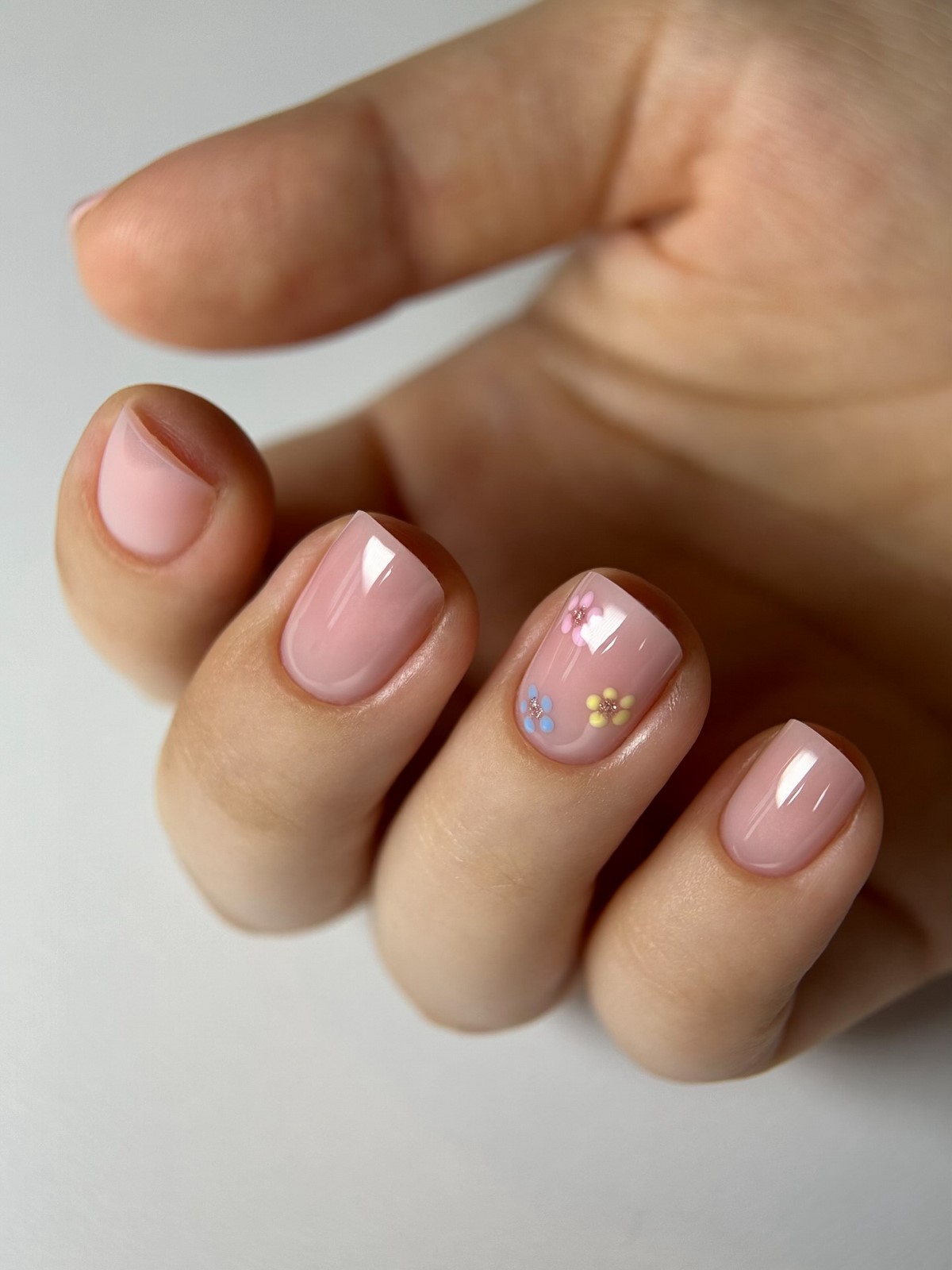 Маникюр в нежных тонах: оттенки, которые освежают руки