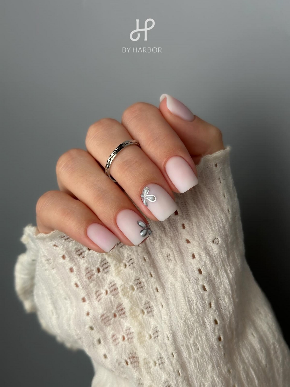 Маникюр в нежных тонах: оттенки, которые освежают руки