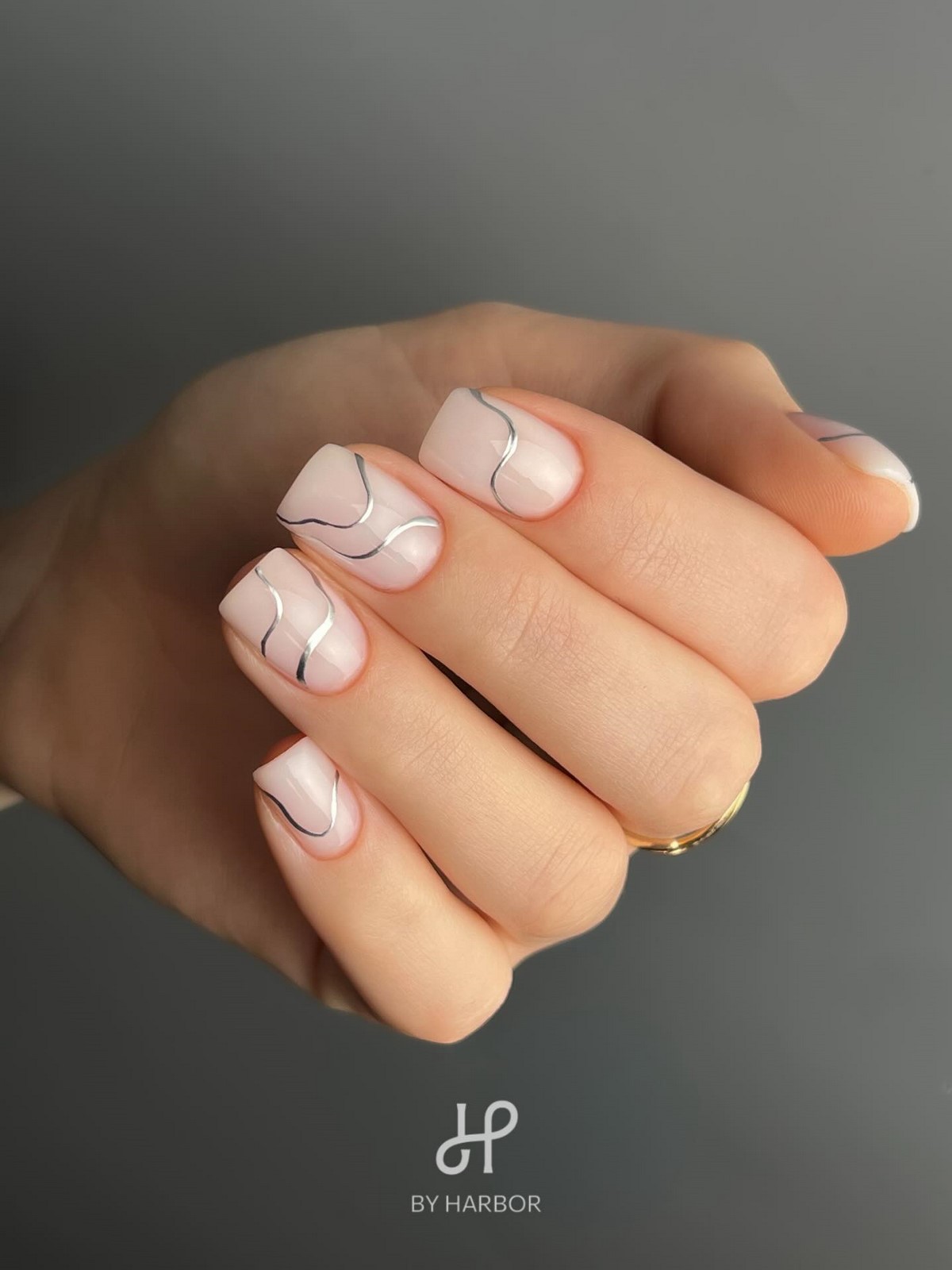 Маникюр в нежных тонах: оттенки, которые освежают руки