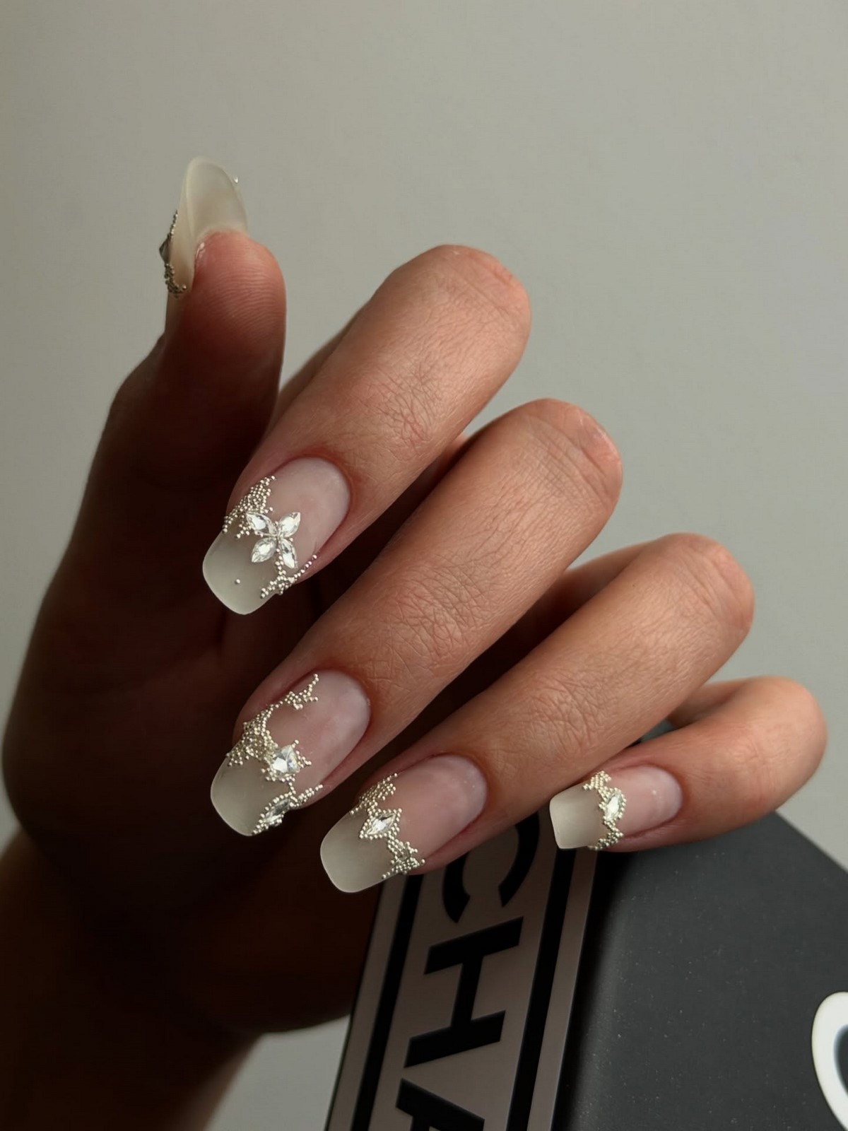 Маникюр в нежных тонах: оттенки, которые освежают руки