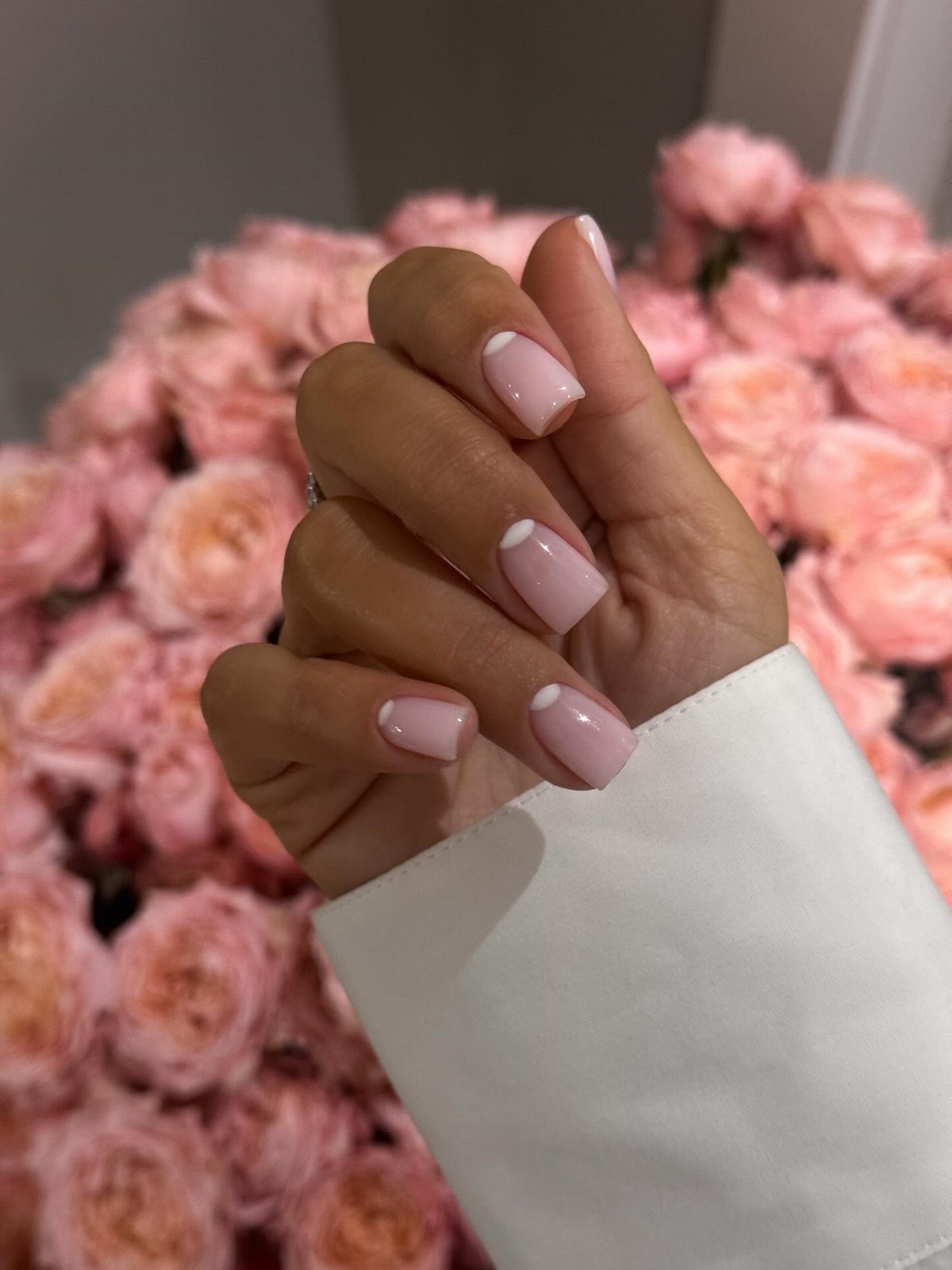 Маникюр в нежных тонах: оттенки, которые освежают руки