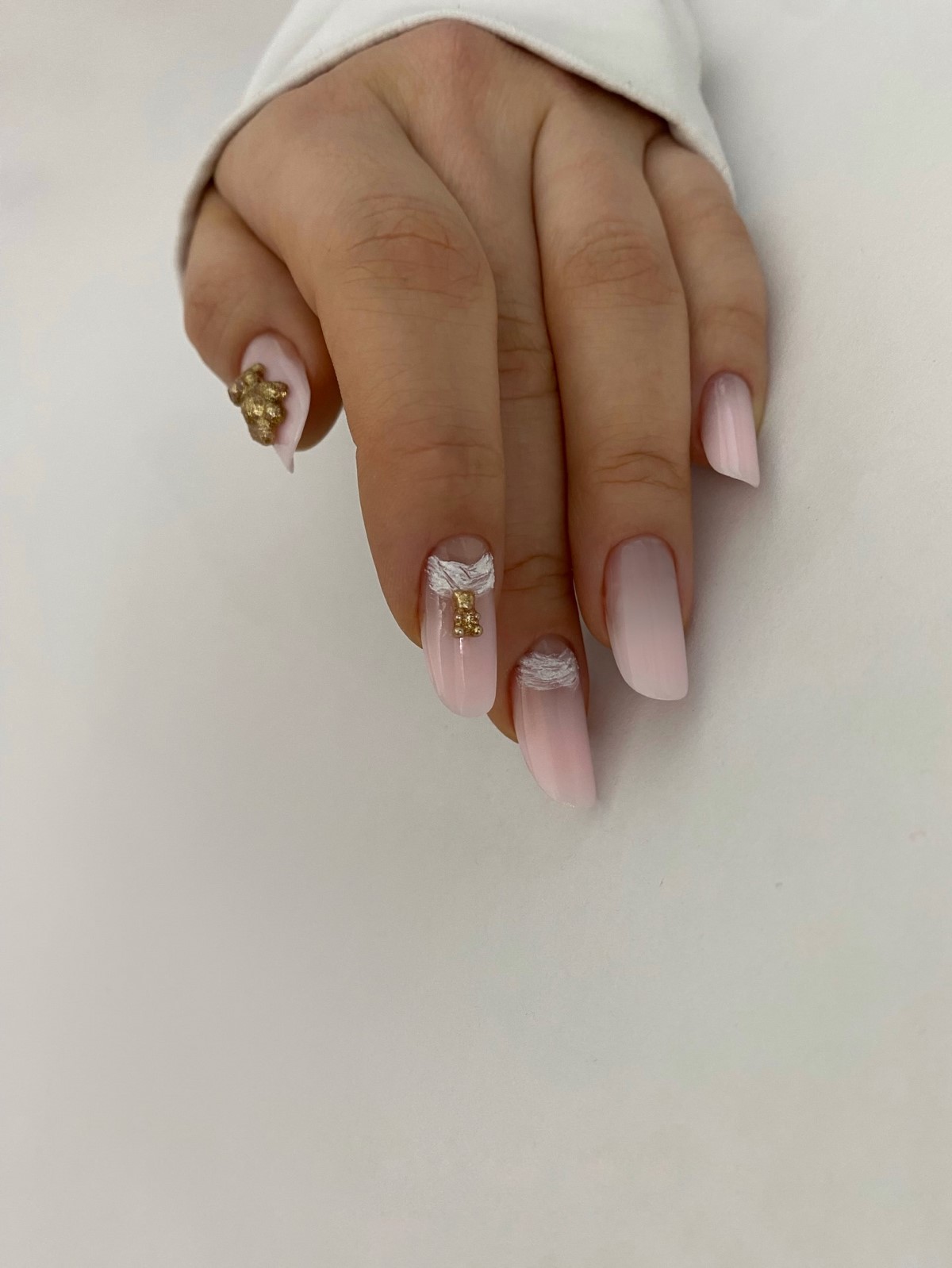 Маникюр в нежных тонах: оттенки, которые освежают руки