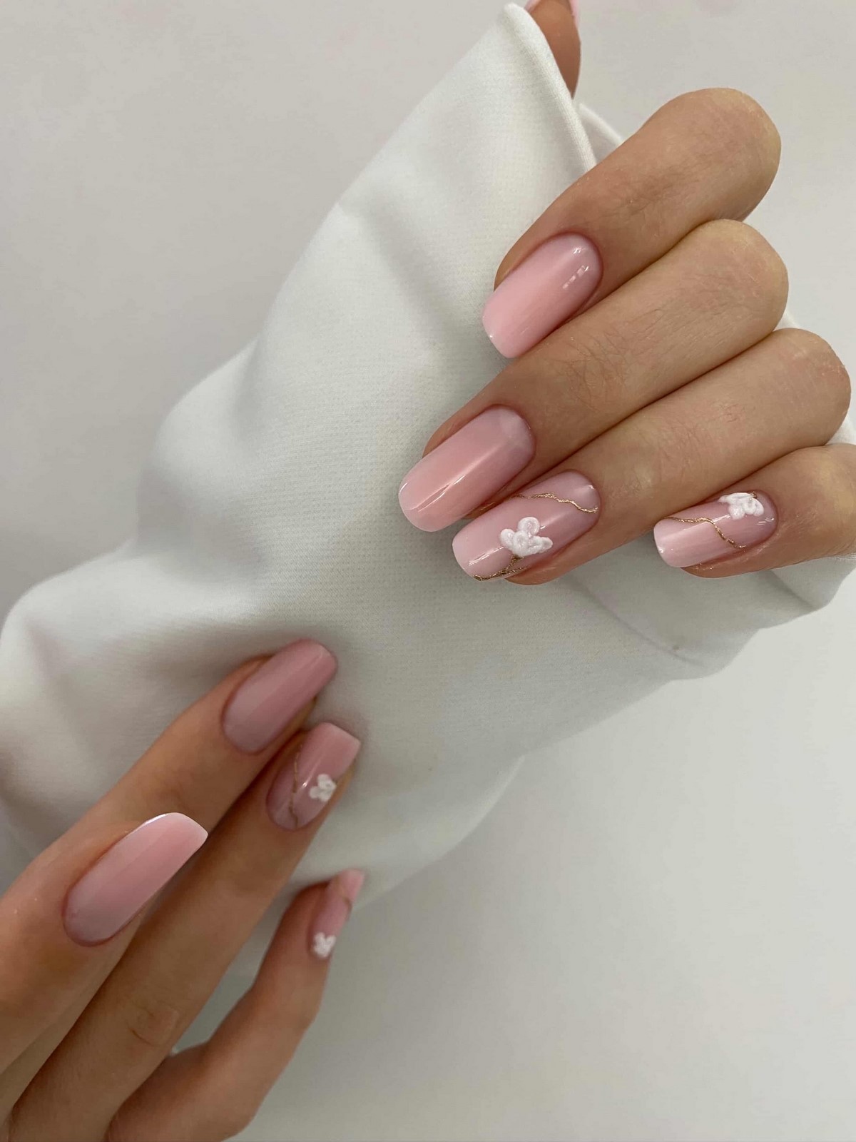 Маникюр в нежных тонах: оттенки, которые освежают руки