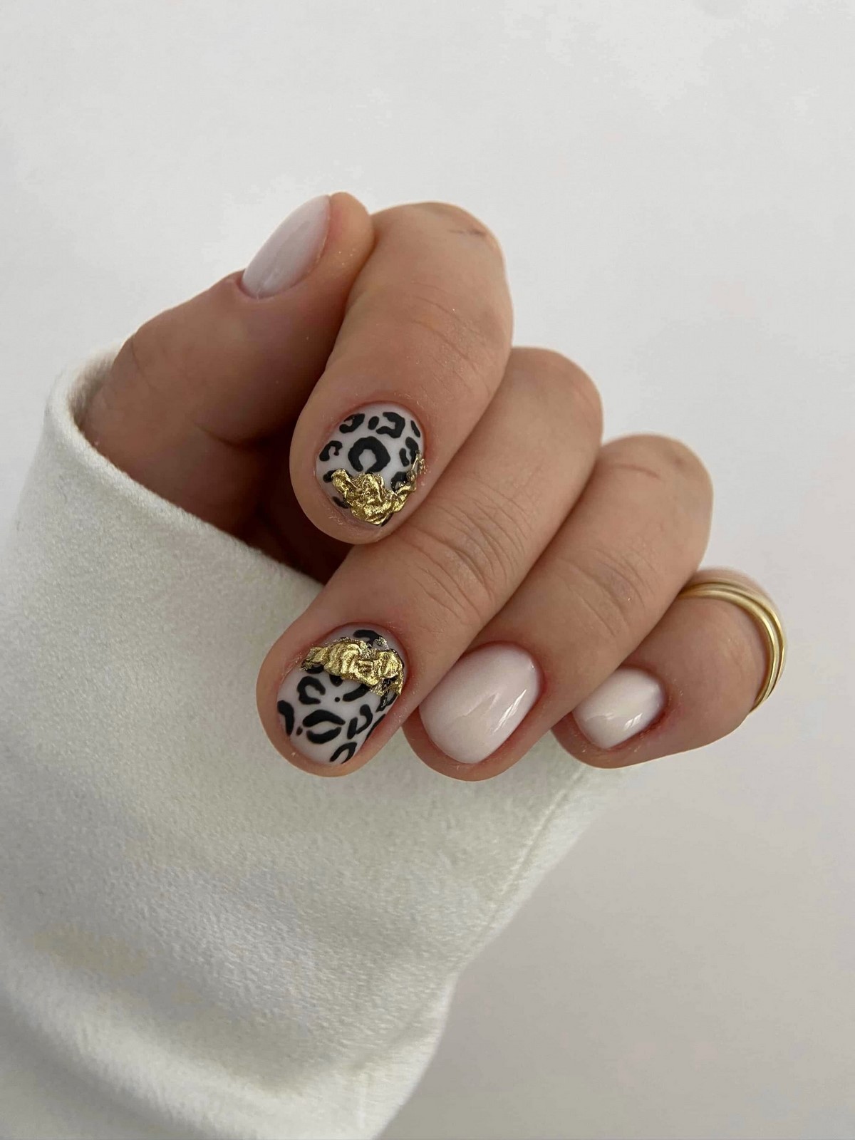 Маникюр в нежных тонах: оттенки, которые освежают руки