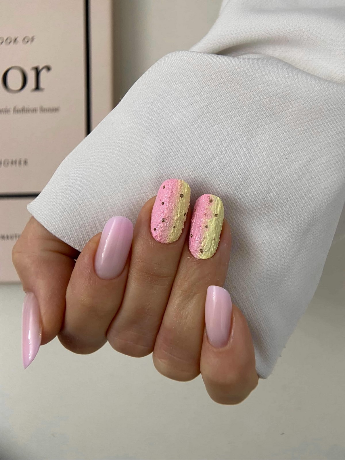 Маникюр в нежных тонах: оттенки, которые освежают руки