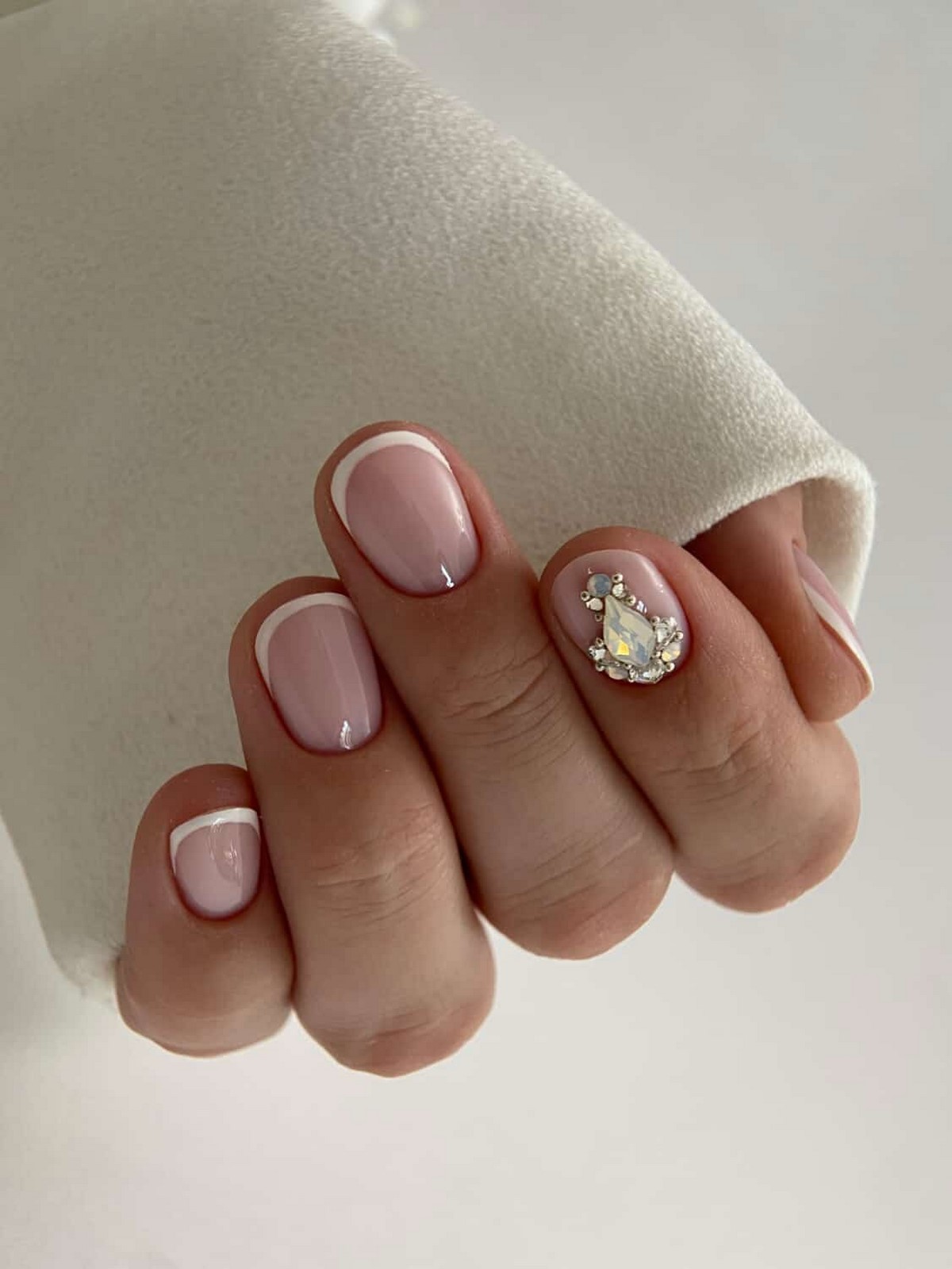 Маникюр в нежных тонах: оттенки, которые освежают руки