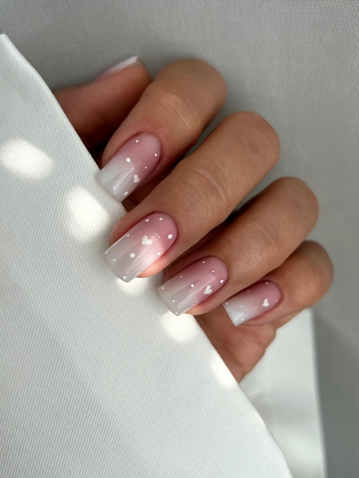 Молочный маникюр апреля 2026: новый стандарт вместо нюда