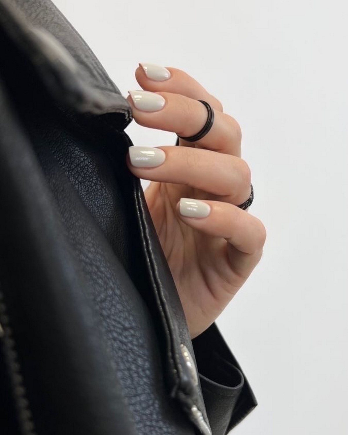 Молочный маникюр апреля 2026: новый стандарт вместо нюда