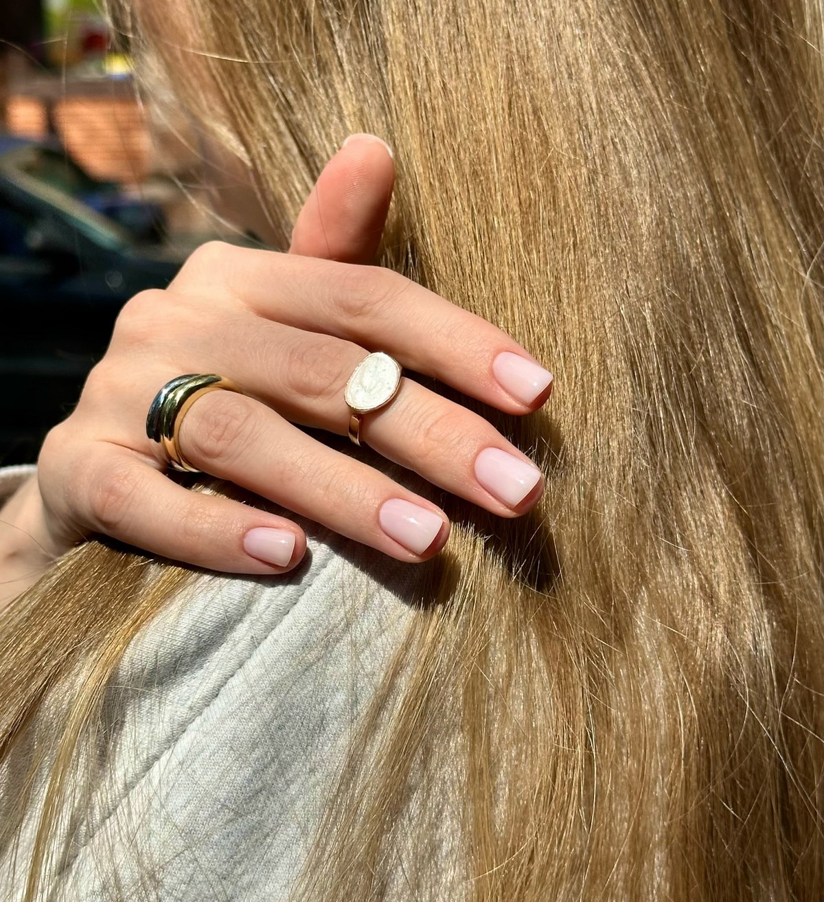 Молочный маникюр апреля 2026: новый стандарт вместо нюда