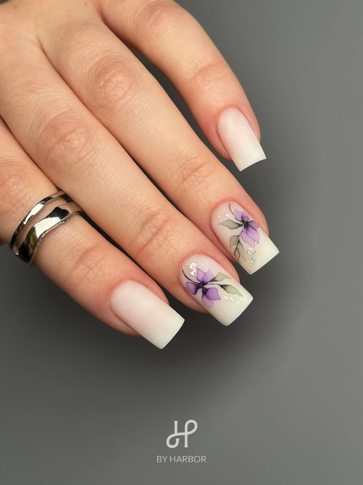 Молочный маникюр апреля 2026: новый стандарт вместо нюда