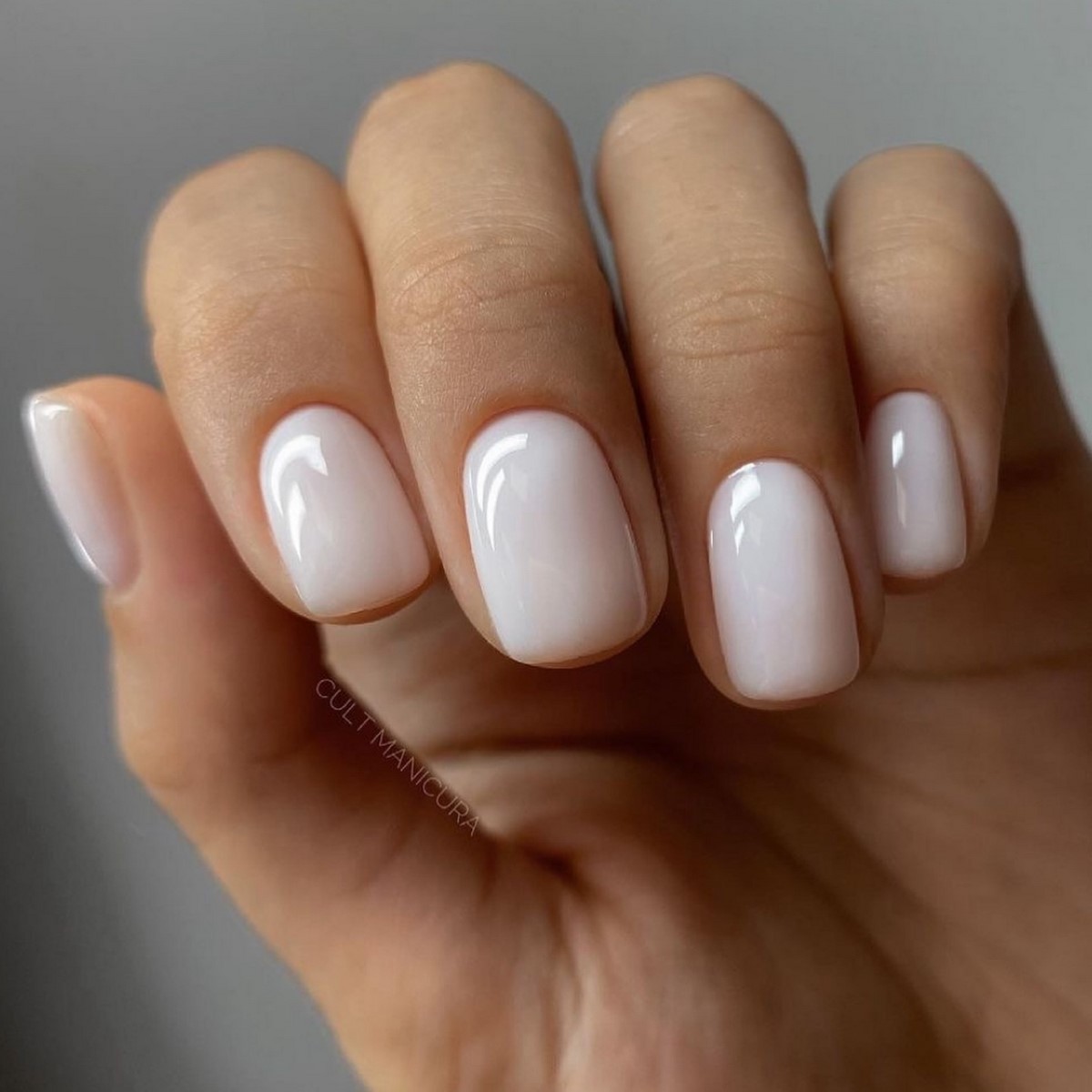 Молочный маникюр апреля 2026: новый стандарт вместо нюда