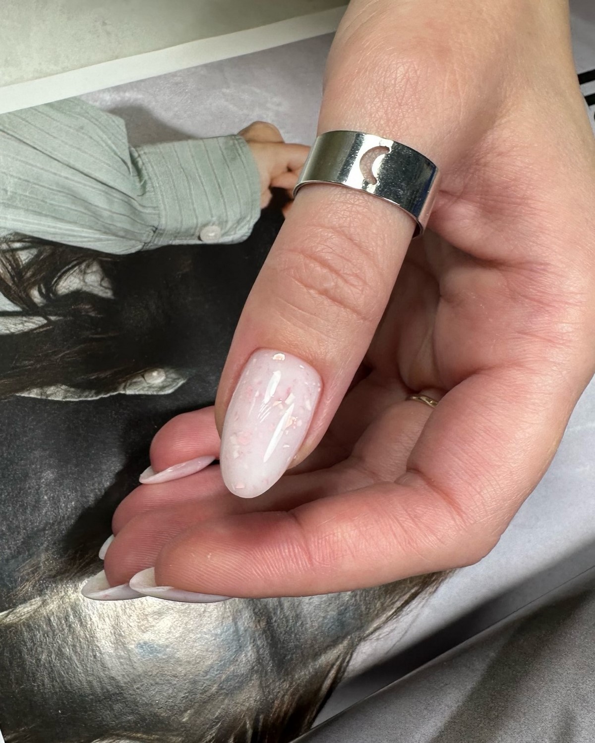 Молочный маникюр апреля 2026: новый стандарт вместо нюда