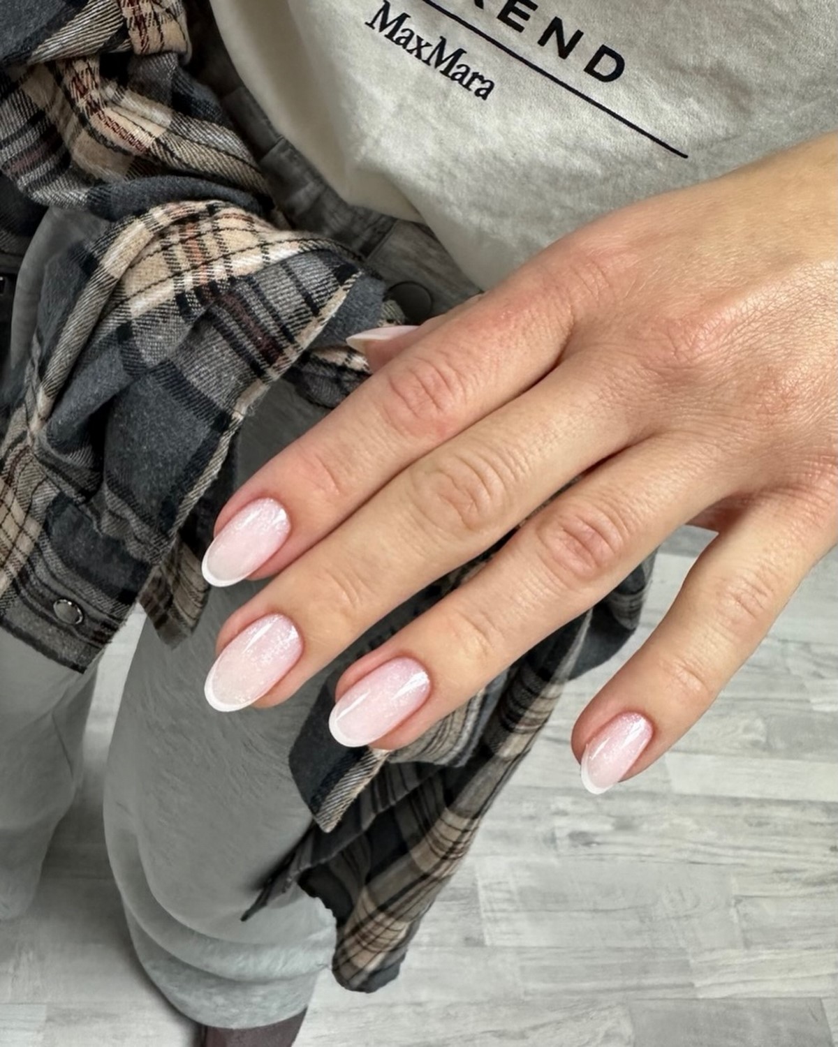 Молочный маникюр апреля 2026: новый стандарт вместо нюда