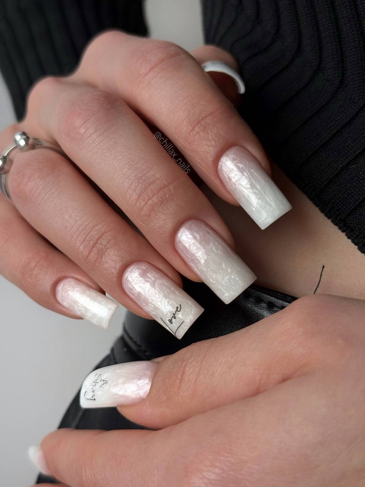 Молочный маникюр апреля 2026: новый стандарт вместо нюда