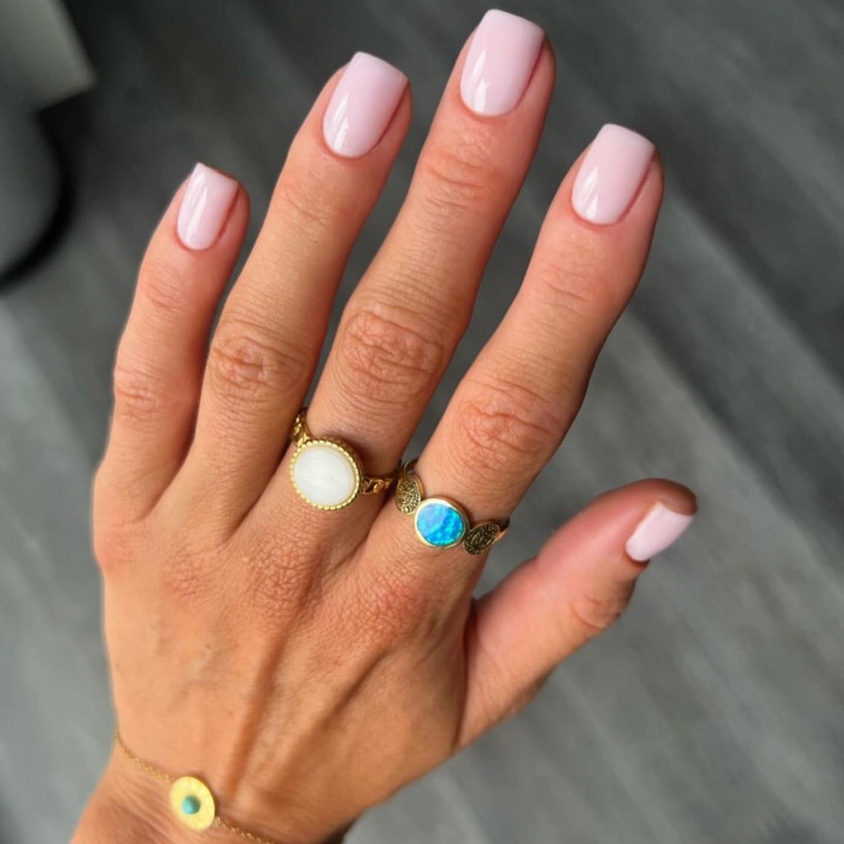 Почему молочный маникюр весной смотрится дороже нюда