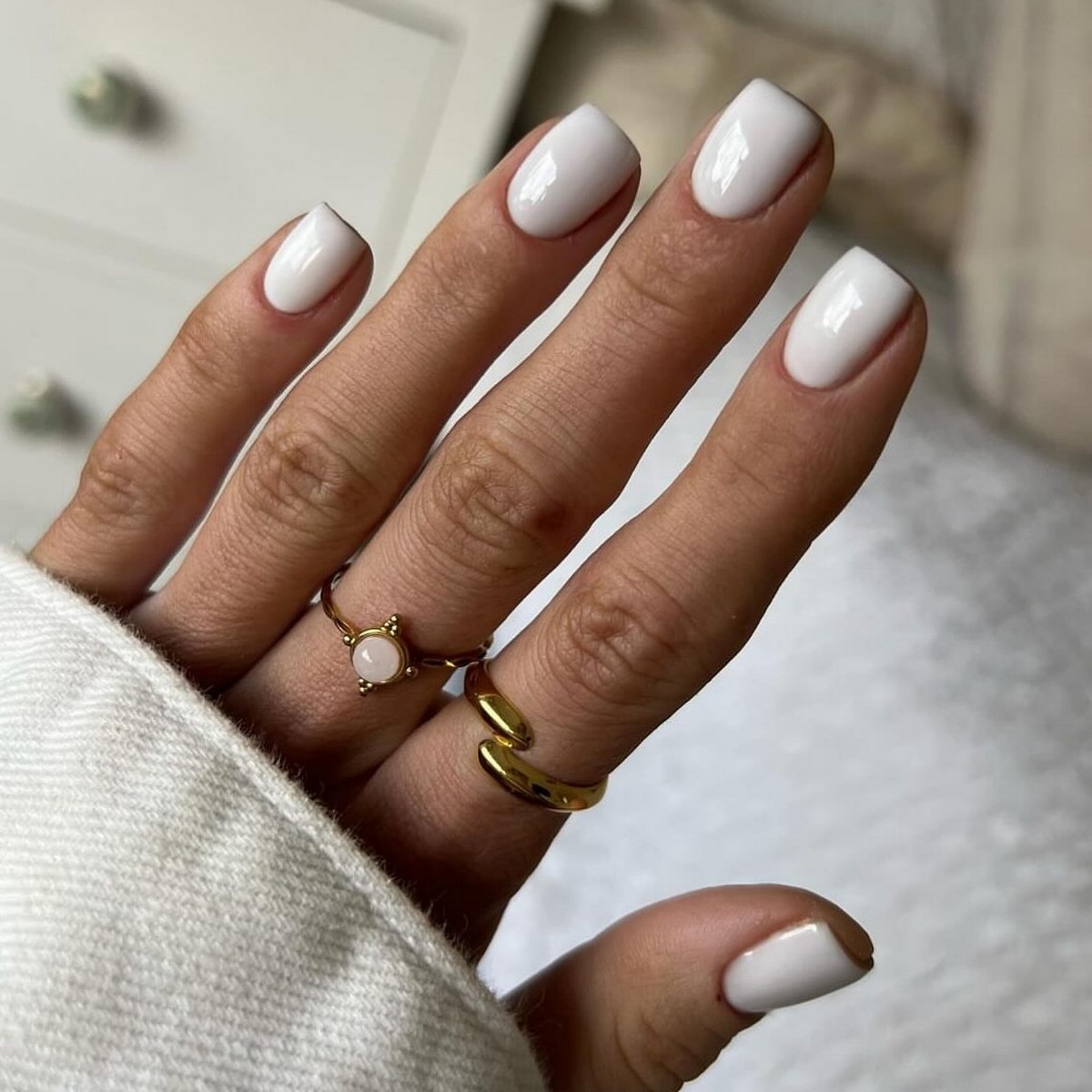 Почему молочный маникюр весной смотрится дороже нюда