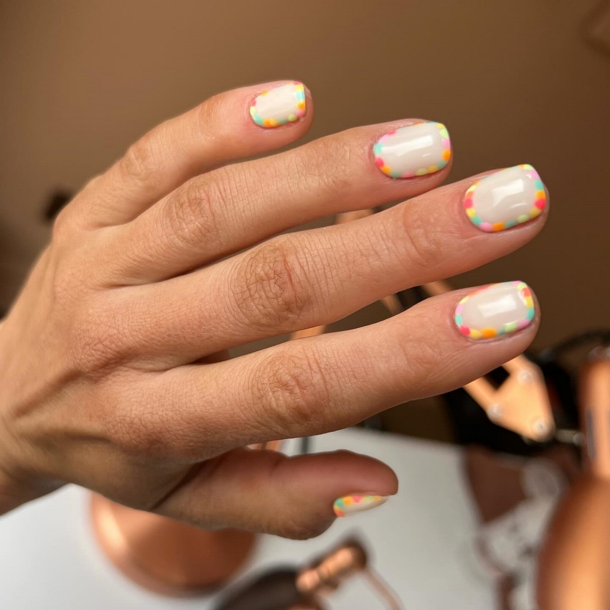 Почему молочный маникюр весной смотрится дороже нюда