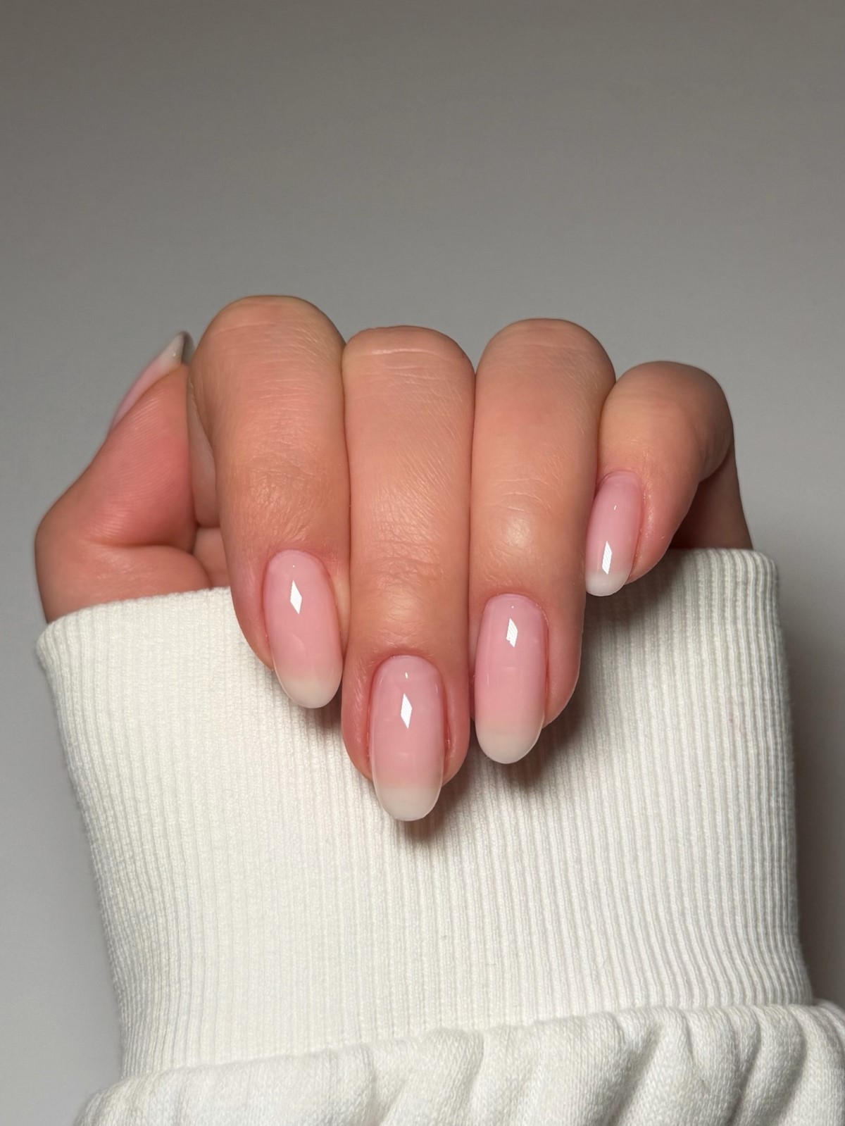 Почему молочный маникюр весной смотрится дороже нюда