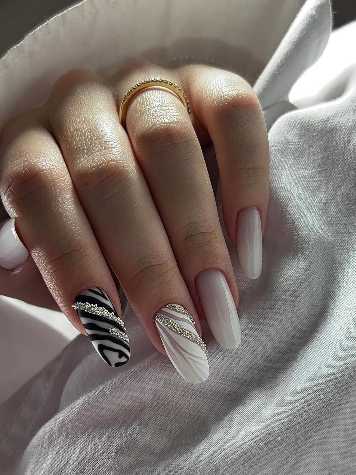 Почему молочный маникюр весной смотрится дороже нюда
