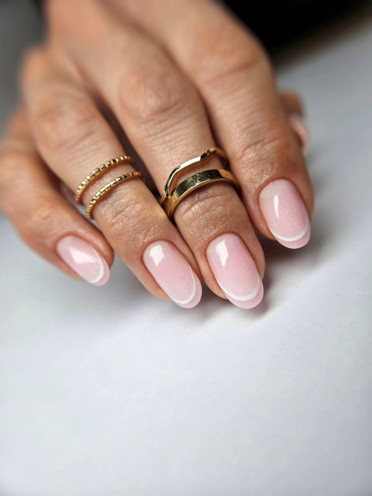 Почему молочный маникюр весной смотрится дороже нюда