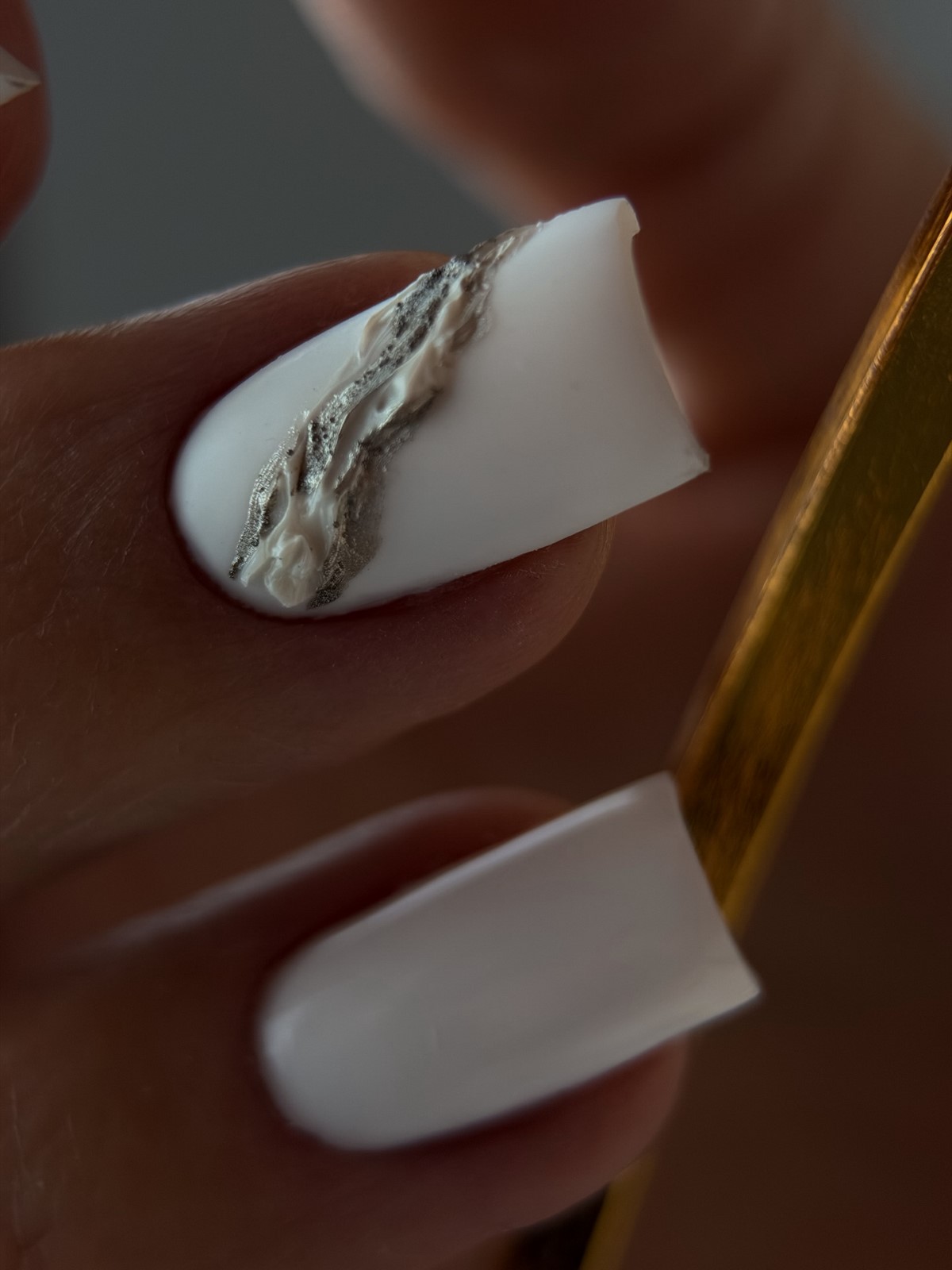 Почему молочный маникюр весной смотрится дороже нюда