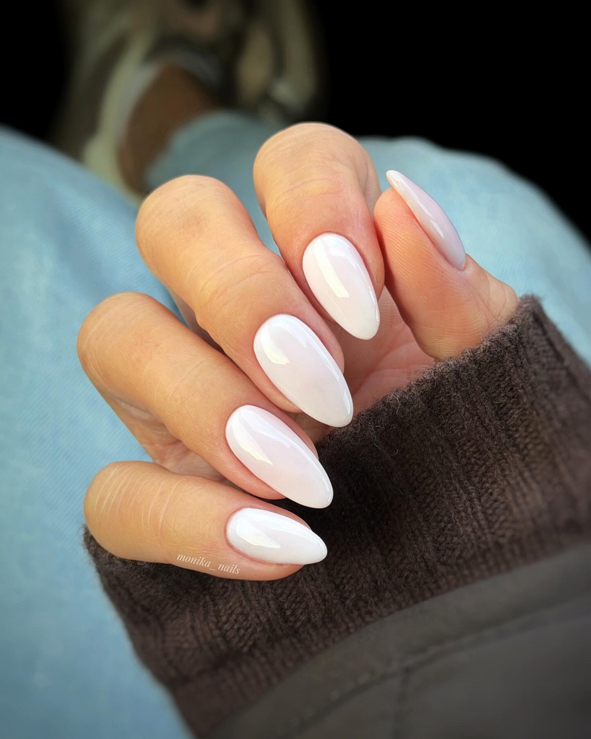 Почему молочный маникюр весной смотрится дороже нюда