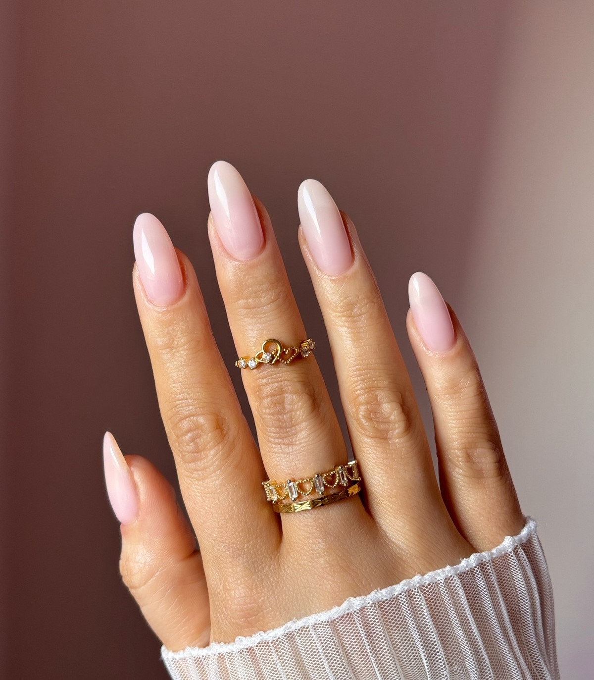 Почему молочный маникюр весной смотрится дороже нюда