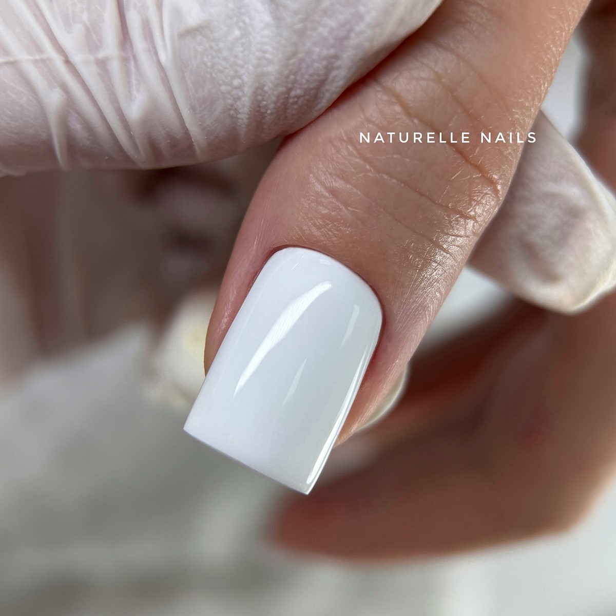 Почему молочный маникюр весной смотрится дороже нюда