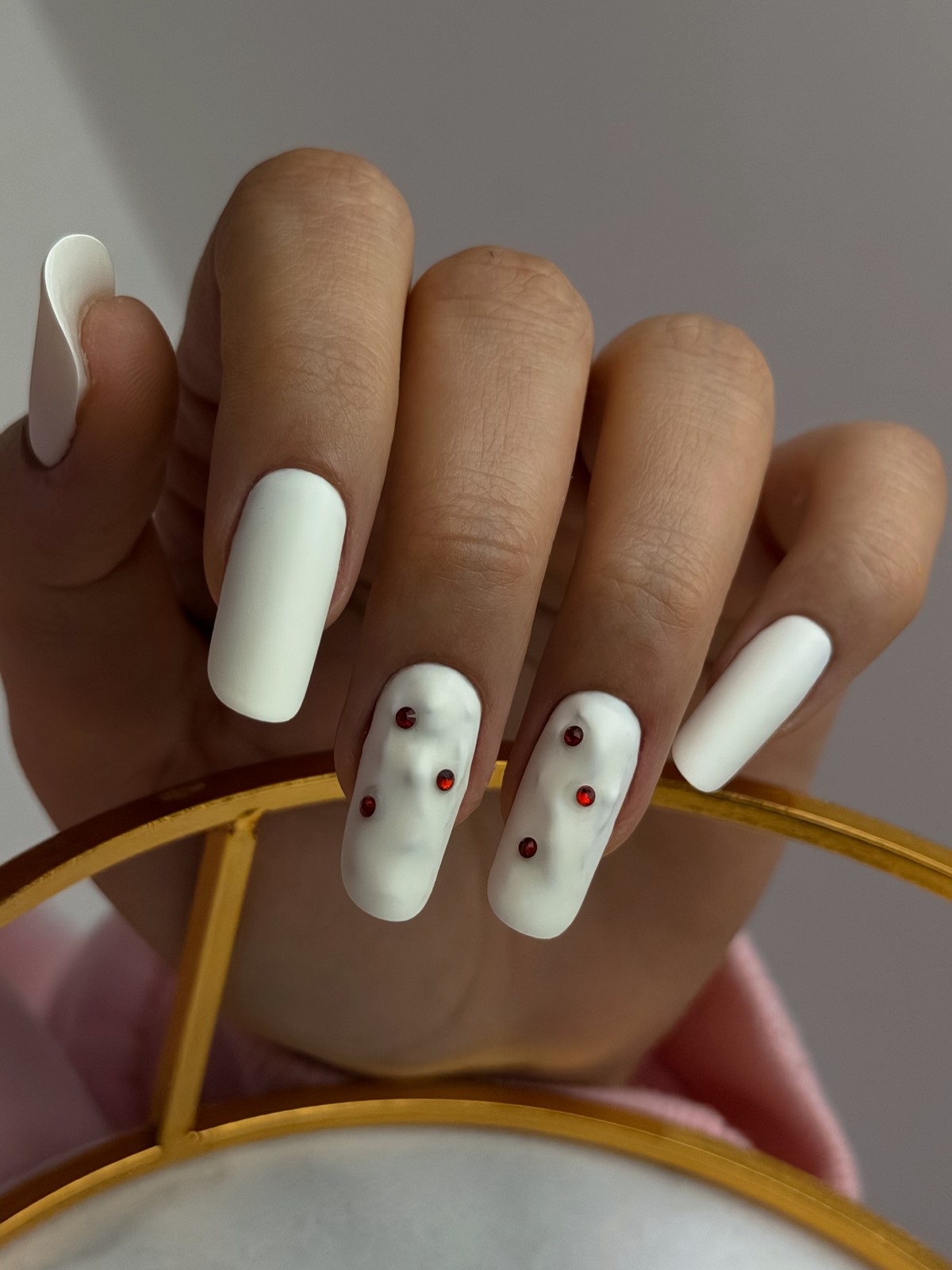 Почему молочный маникюр весной смотрится дороже нюда