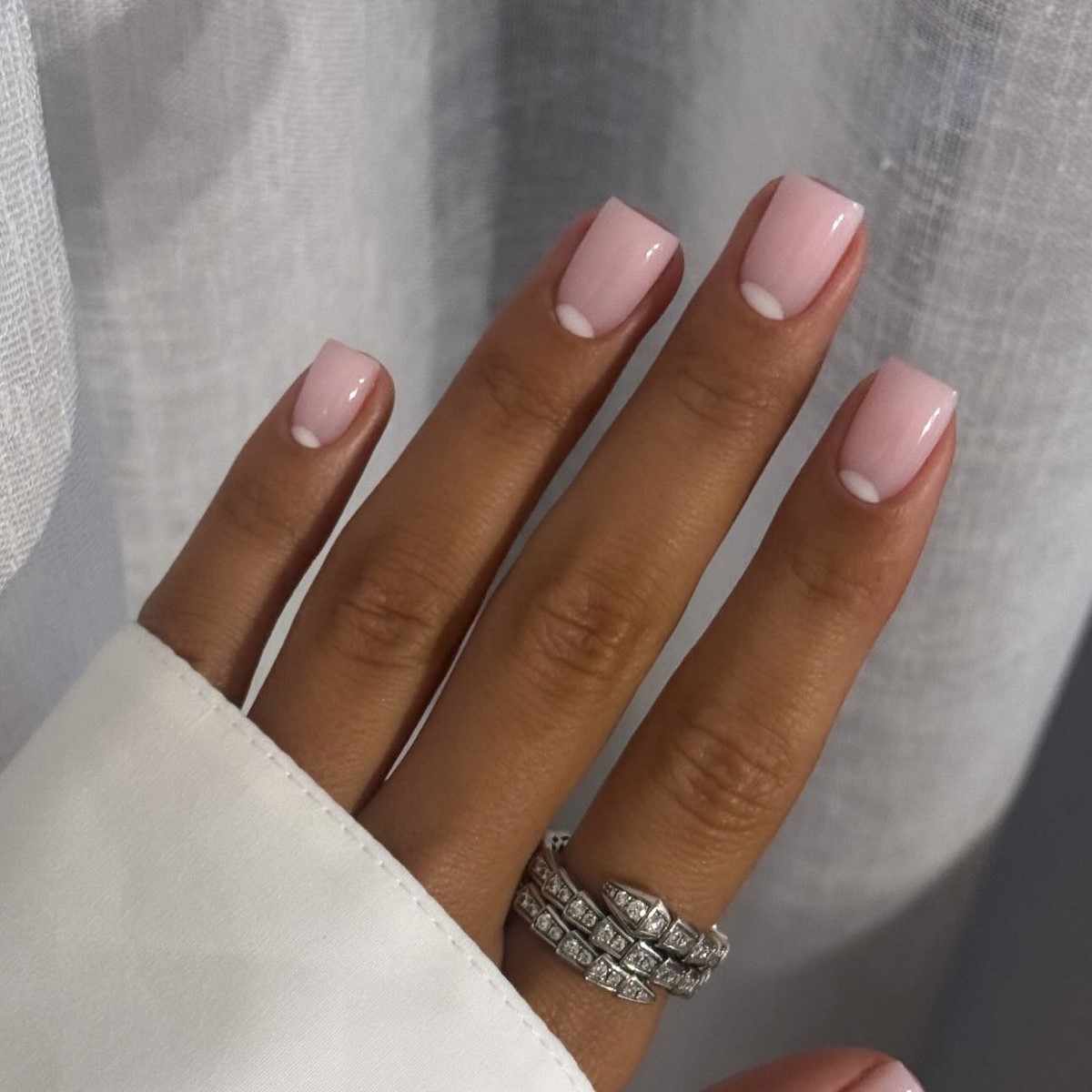 Почему молочный маникюр весной смотрится дороже нюда