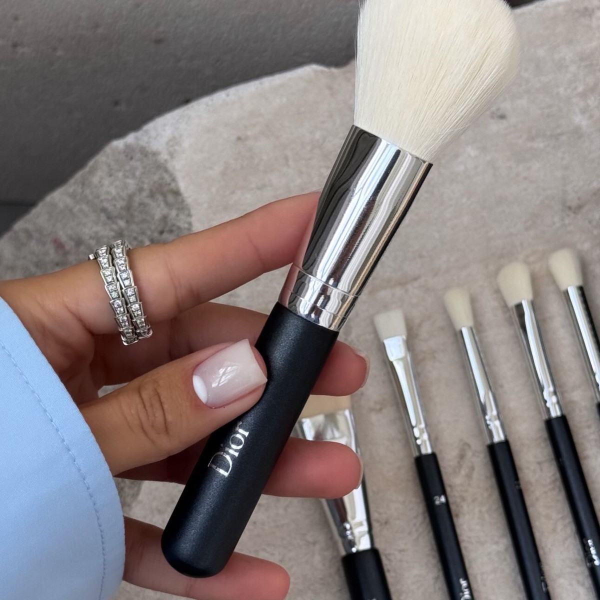 Почему молочный маникюр весной смотрится дороже нюда